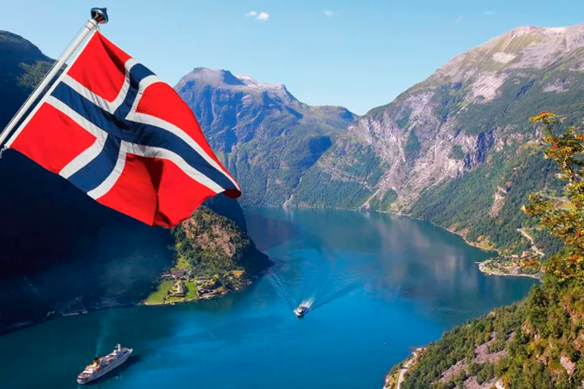 Норвегия относится к европе. Норвегия флаг фьорды. Флаг Норвегии и горы. Национальный язык Норвегии. Норвегия достопримечательности с флагом.