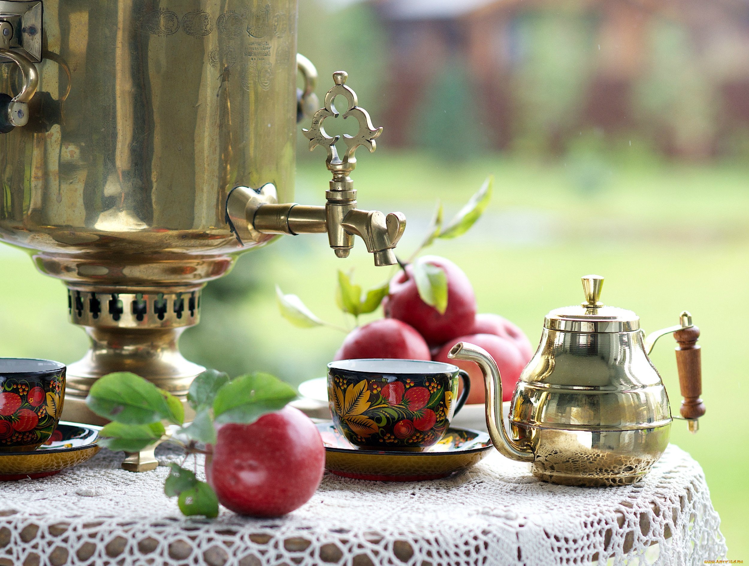 Самовар стакан. Тульский самовар чаепитие. Чаепитие с самоваром. Самовар в саду. Чай из самовара.