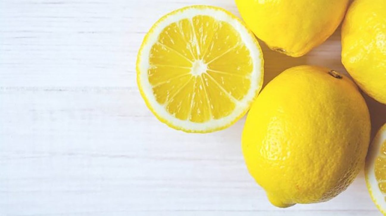 Красивые лимоны белом фоне