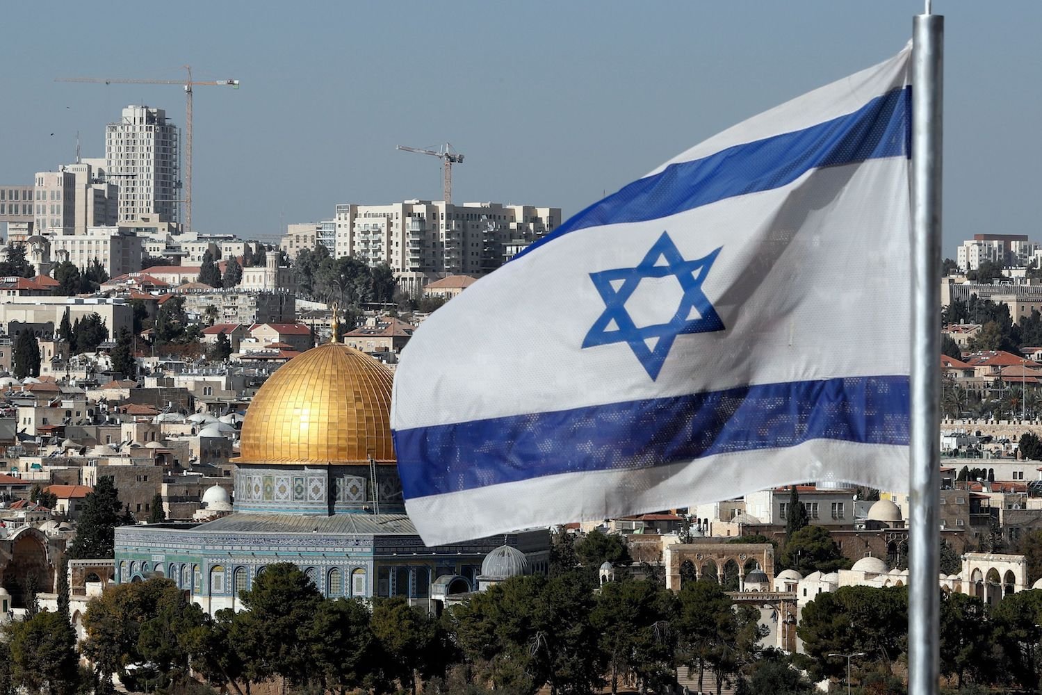 Флаг Израиля на фоне Иерусалима