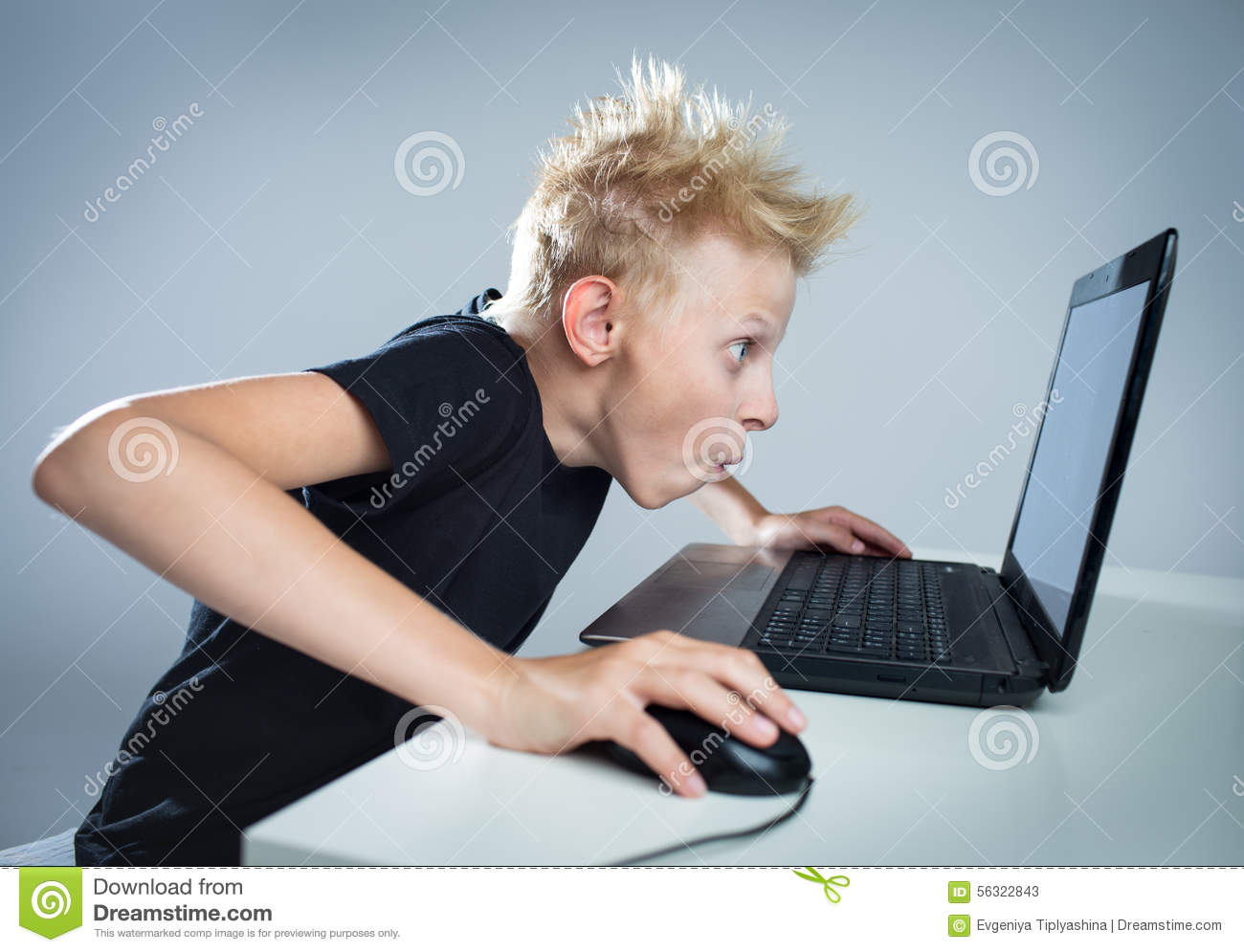 Агрессивный подросток за компьютером