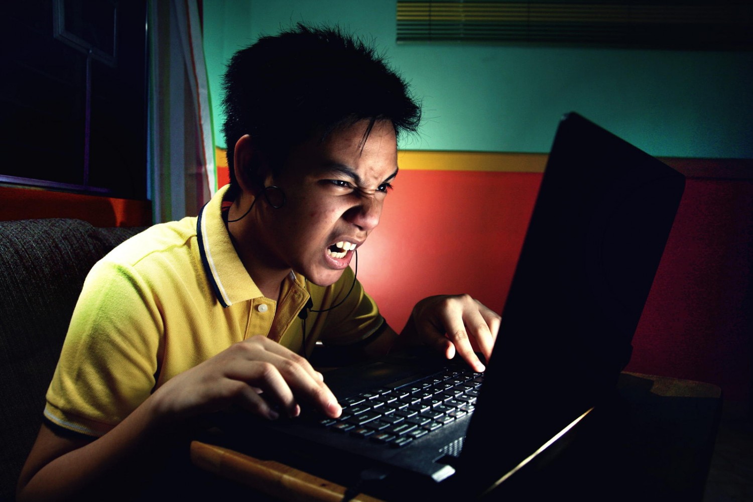 Подросток играющий в компьютер