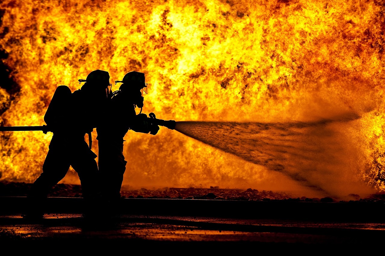 Пожарный тушит огонь