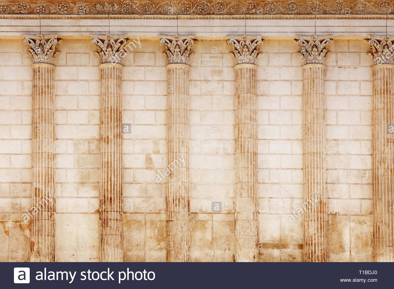 Древняя античная стена с колоннами