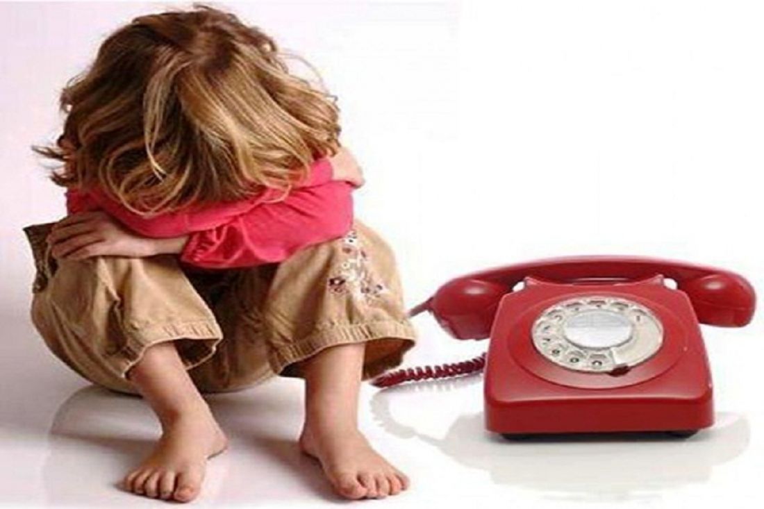 Точка ру позвонить. Ребенок с телефоном. Малыш с телефонной трубкой. Ребенок звонит. Ребёнок в опасности телефонная линия.
