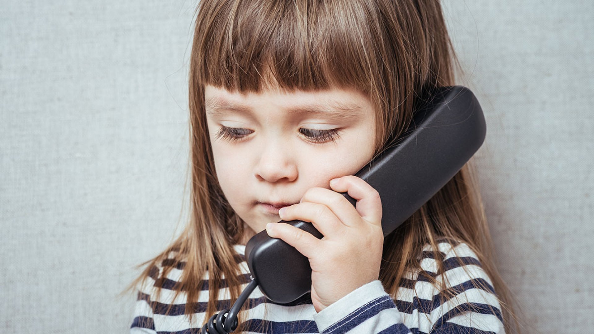 Карамелька разговаривает по телефону. Ребенок звонит по теле. Подросток с телефоном. Телефонный разговор для детей.