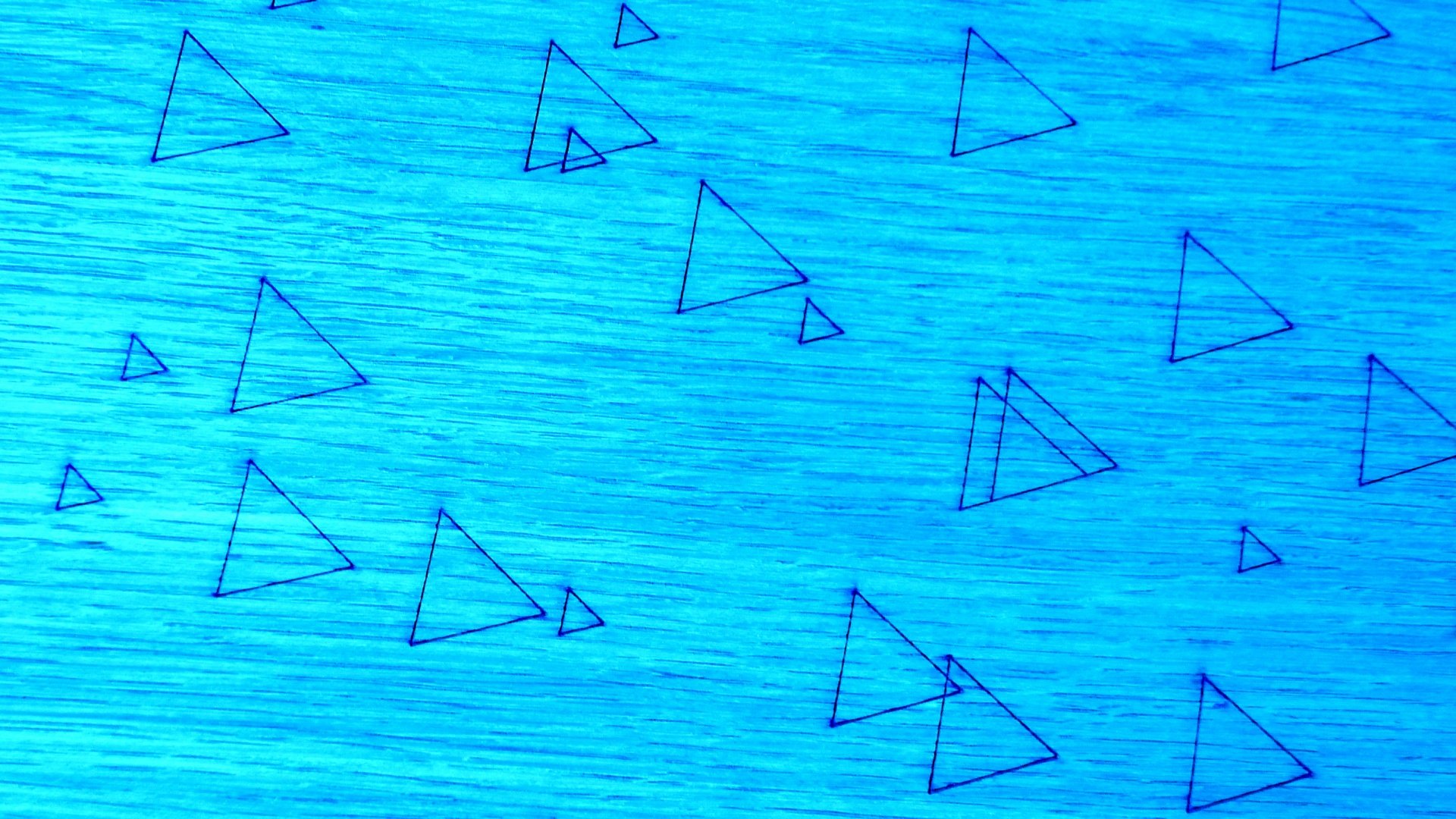 Треугольники на голубом фоне
