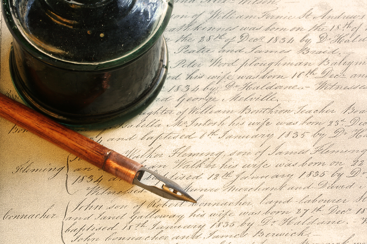 Перьевая ручка, чернильница и рукопись