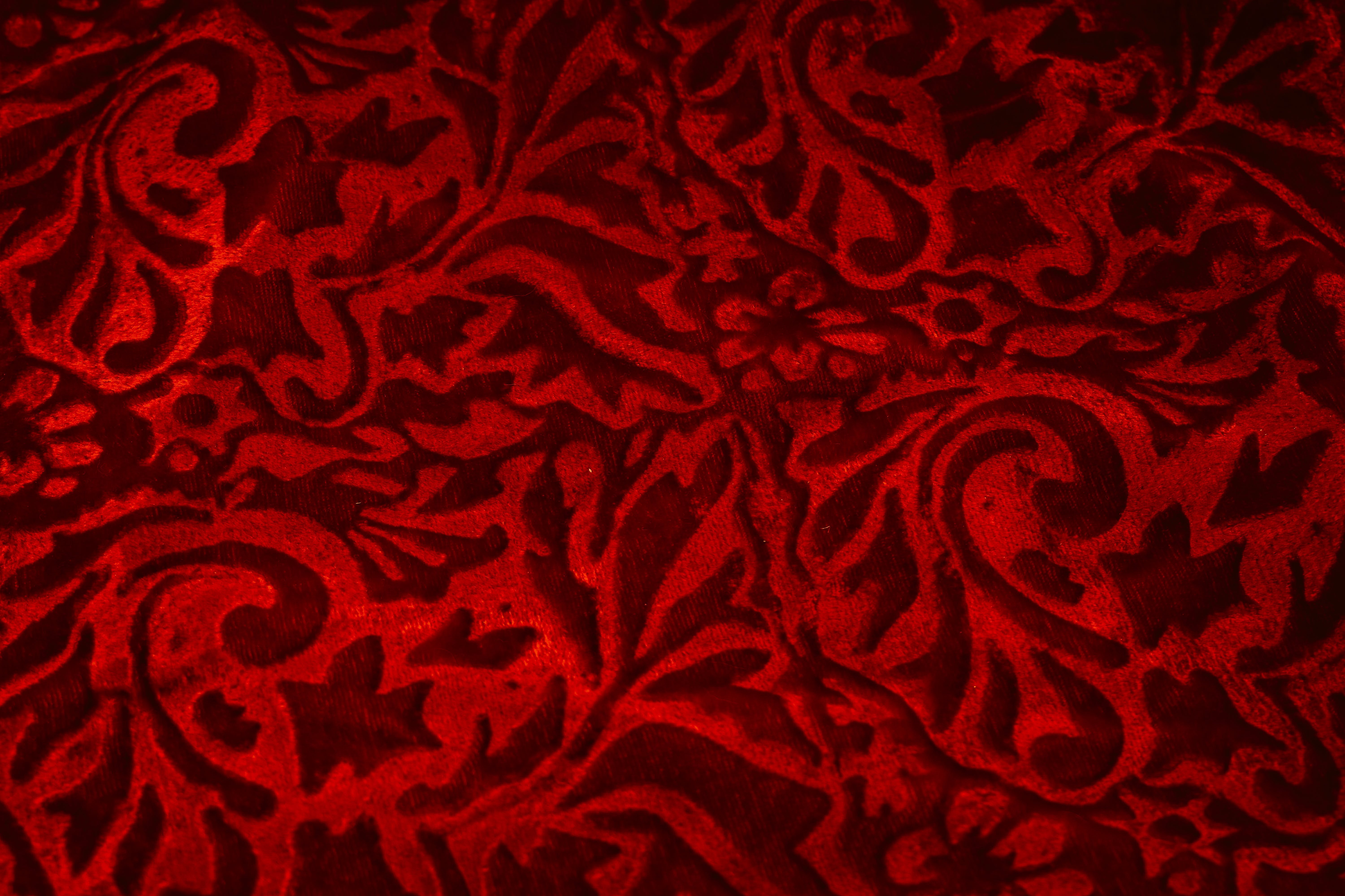 Красная ткань с узорами
