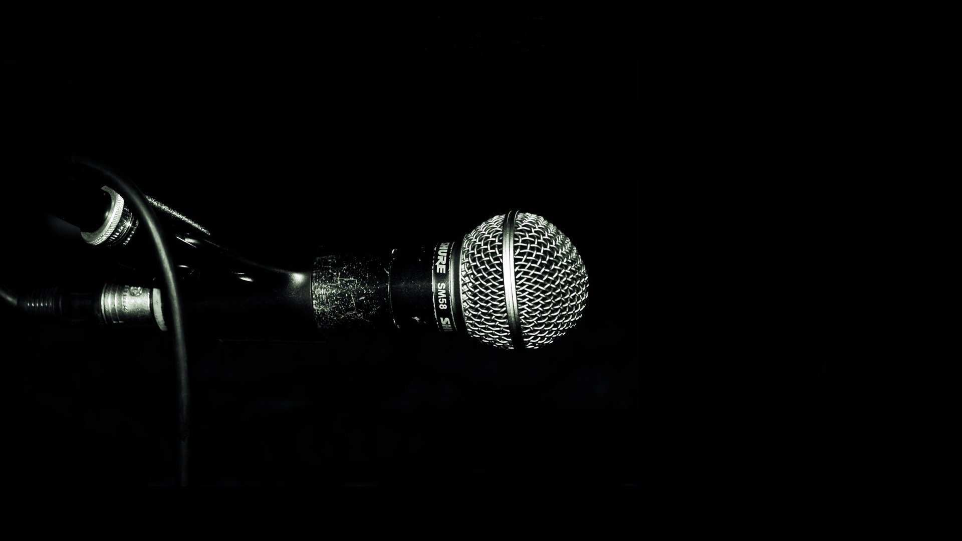 Музыка на фон голоса. Микрофон. Профессиональный микрофон. Красивый студийный микрофон. Микрофон черный.
