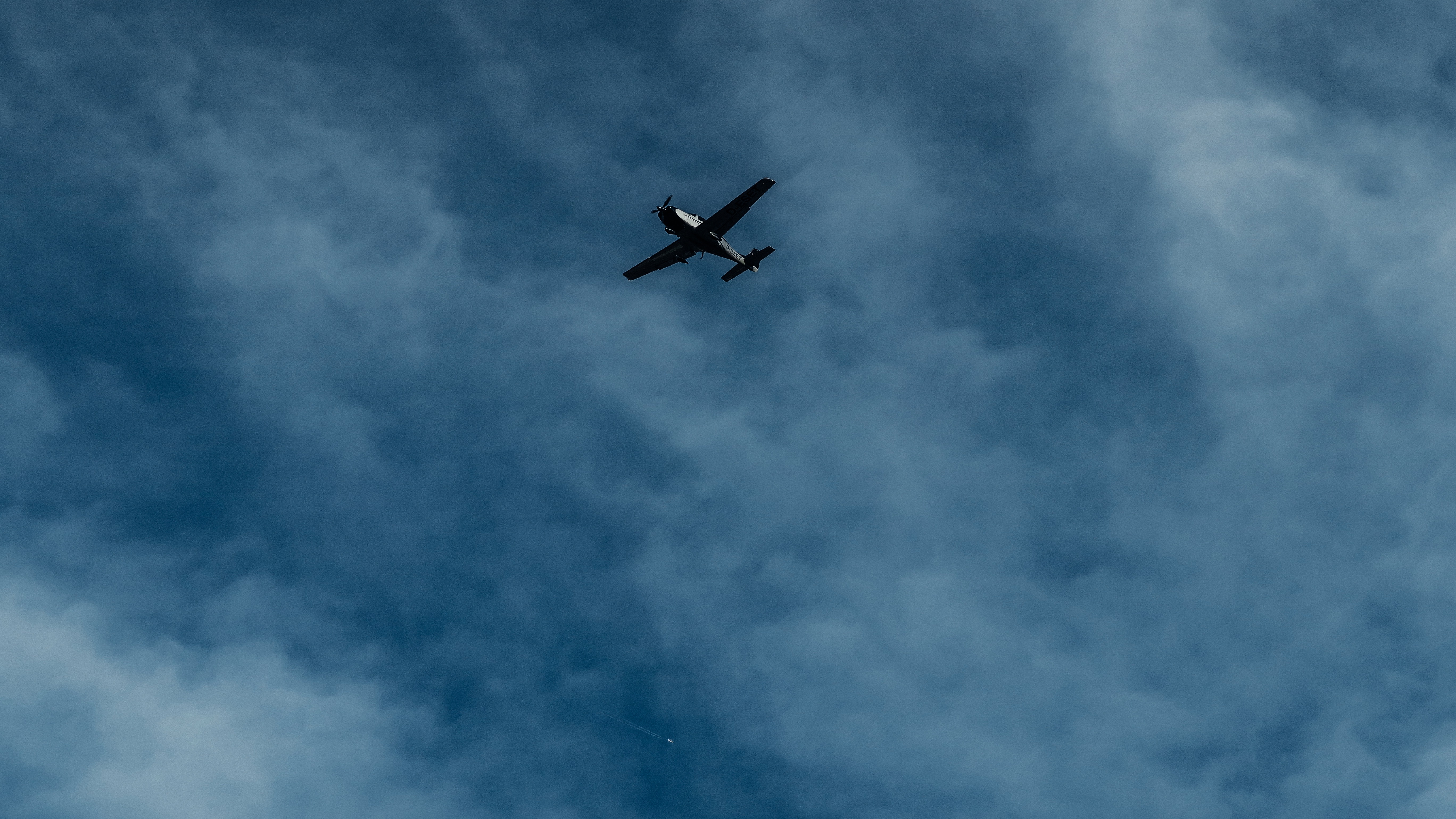 Фото на фоне самолета в небе