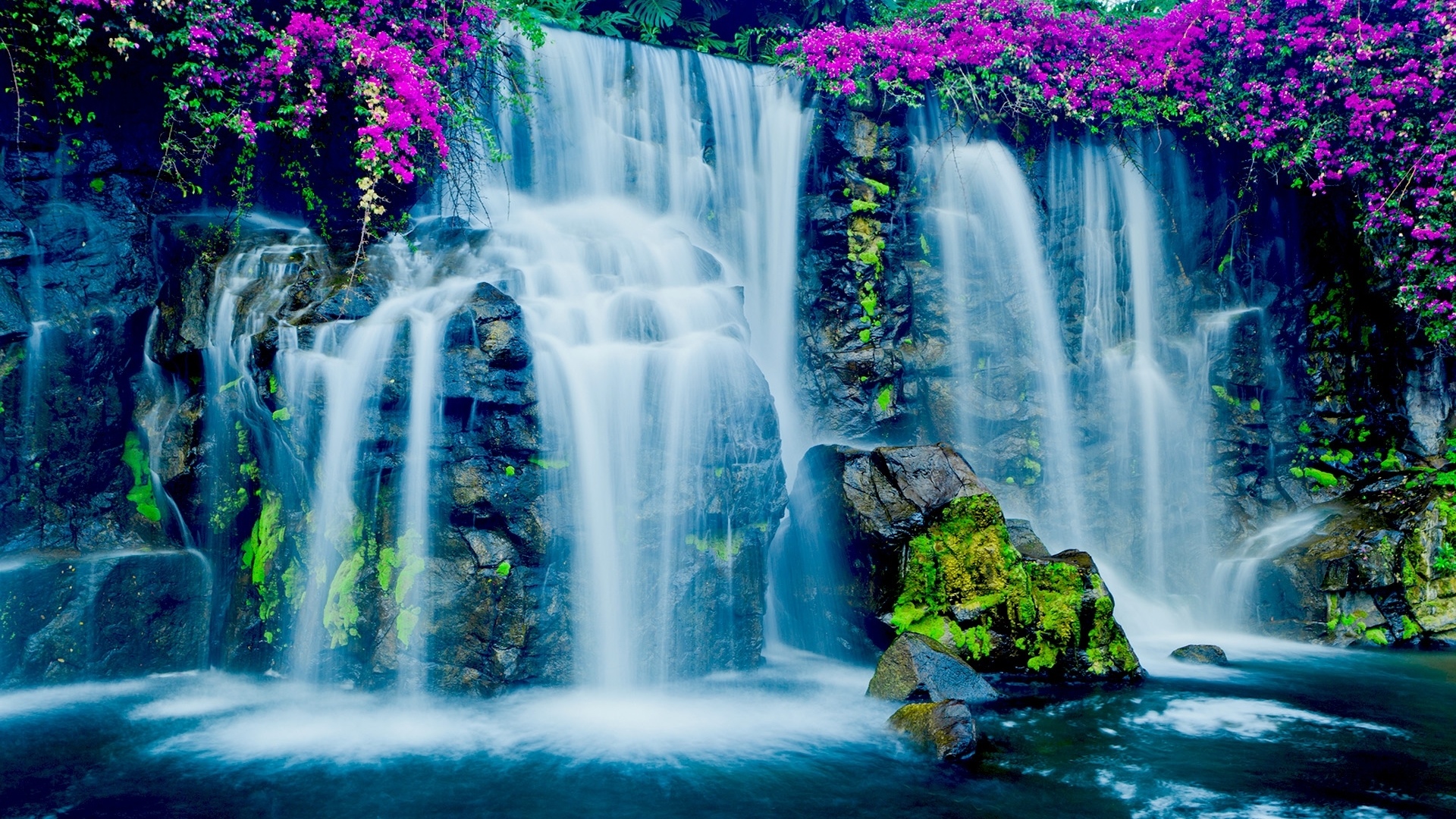 Водопад на фоне гор и цветущих