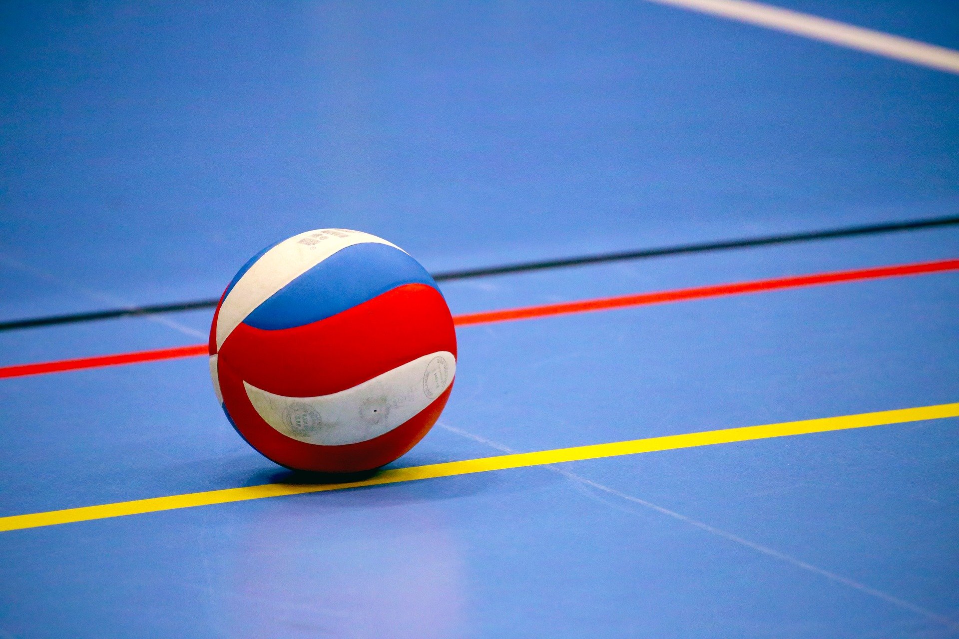 Волейбольный мяч на полу