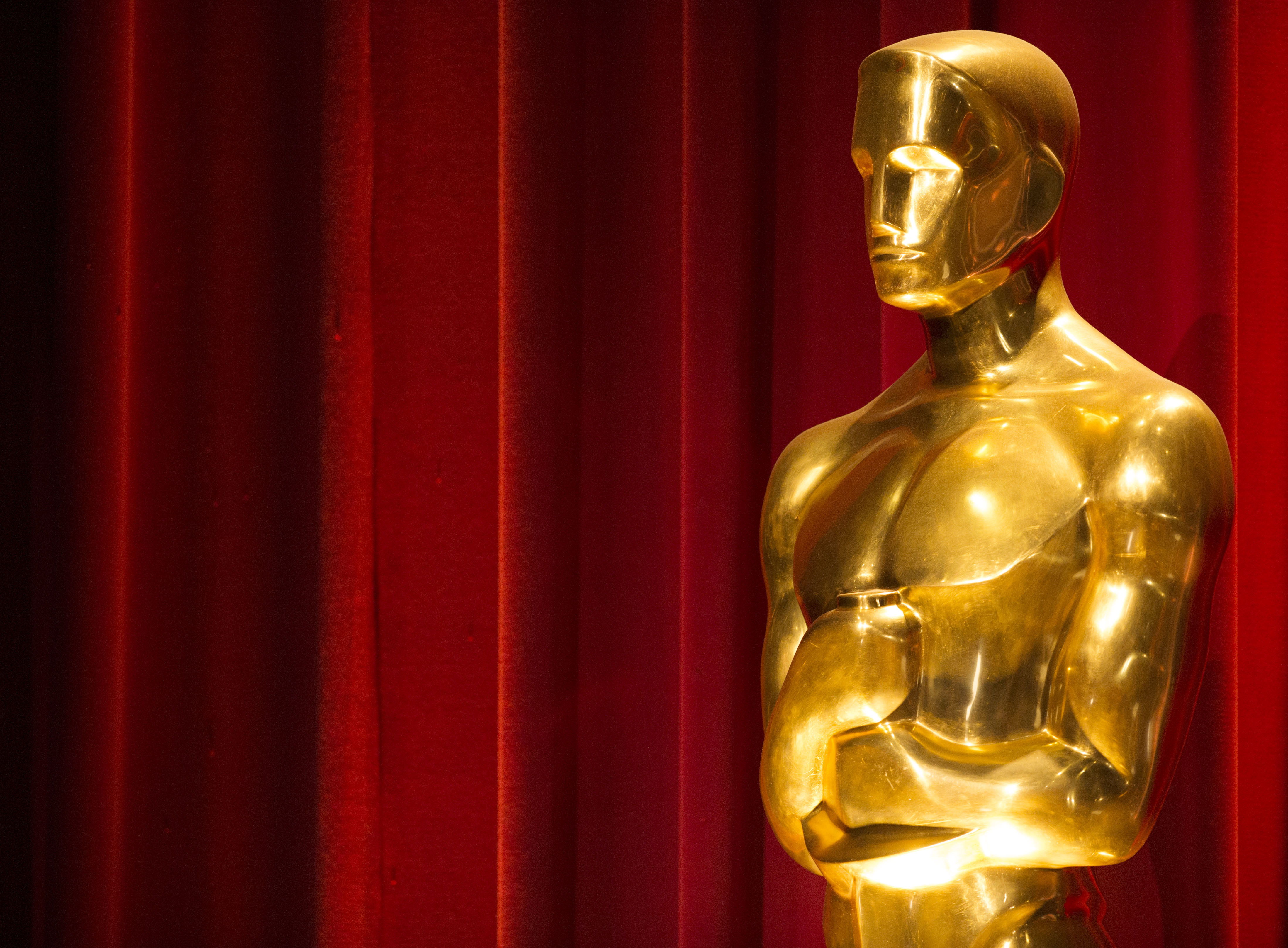 Статуэтка Оскар на Красном фоне