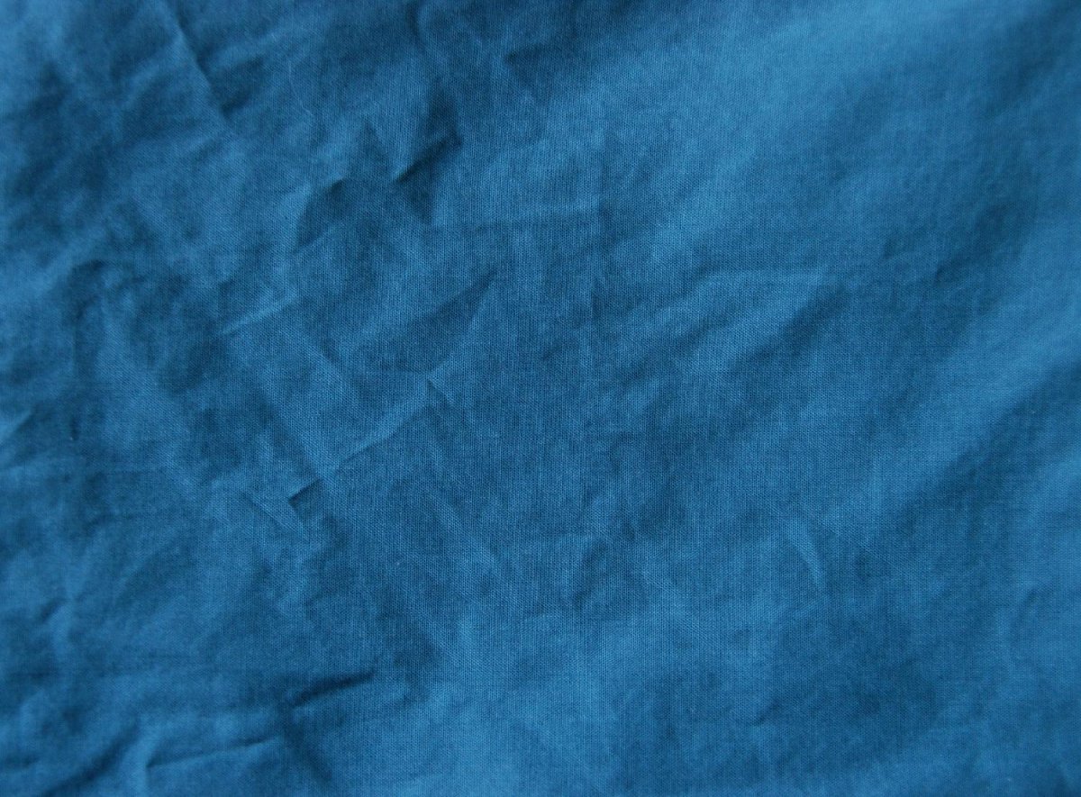 Мятая синяя ткань