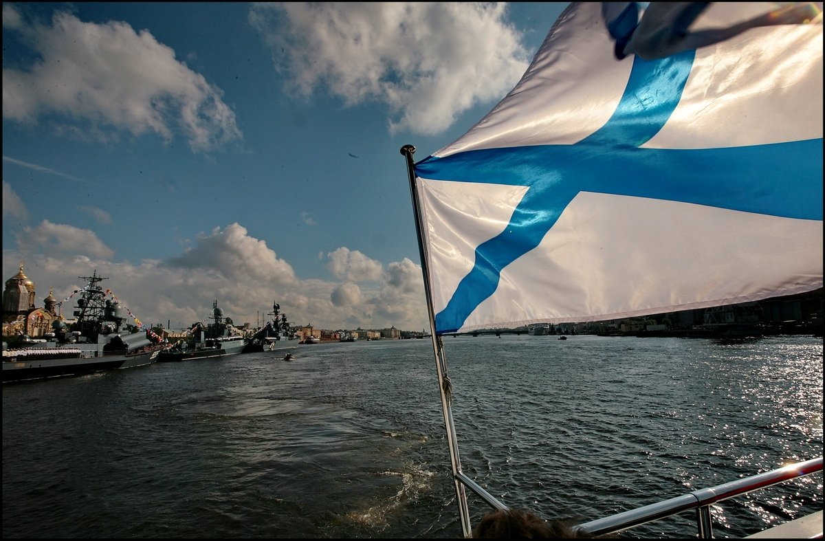 Флаг ВМФ России Андреевский на корабле
