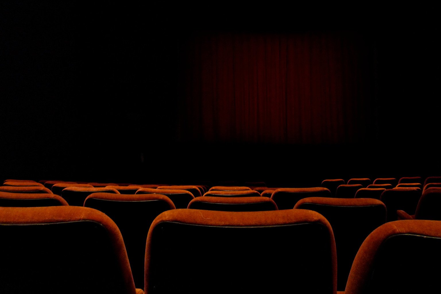 Theatre seats. Экран кинотеатра. Темный кинозал. Пустой зал кинотеатра. Темный кинотеатр.