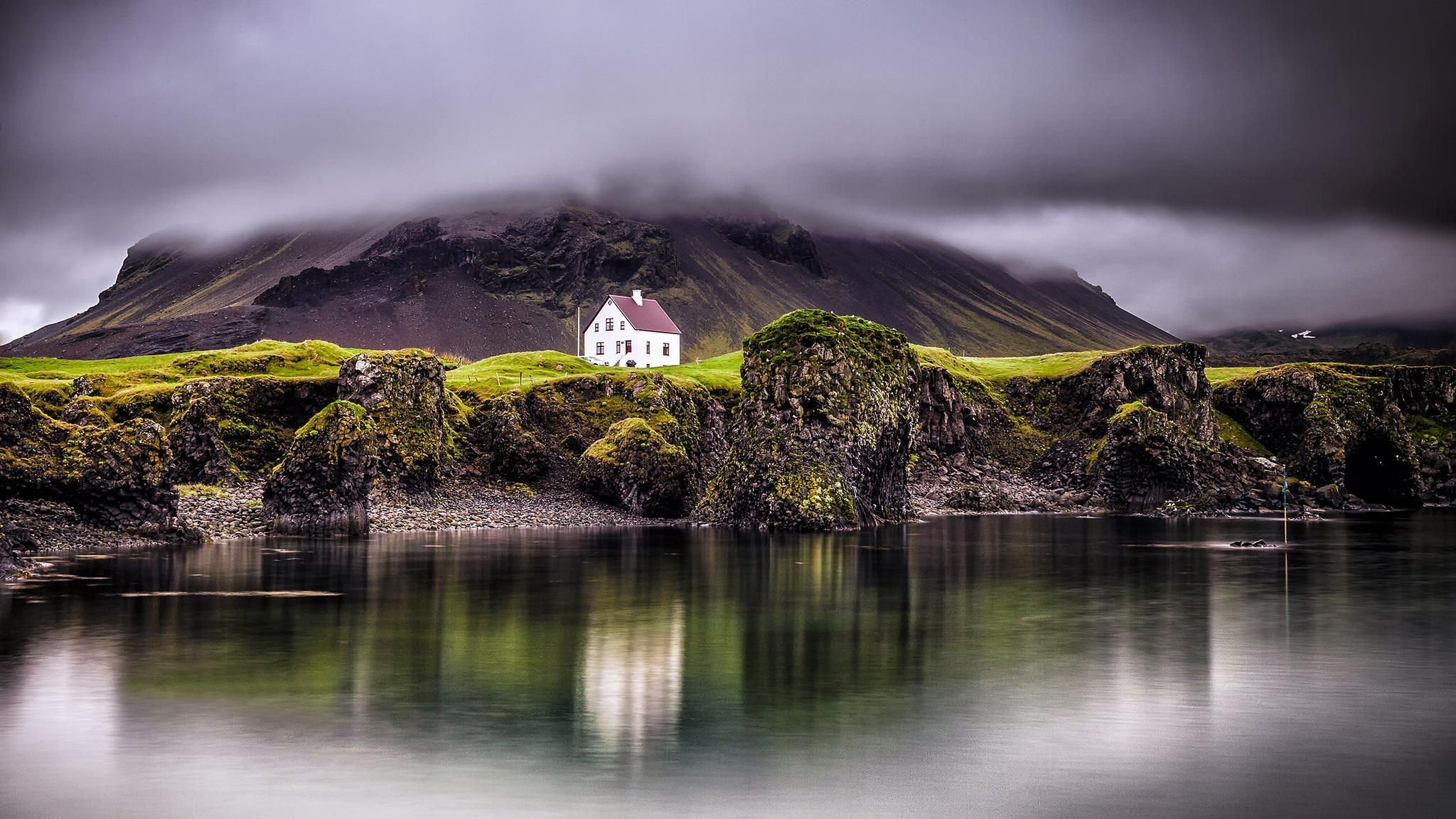 Фарерские острова лихтенштейн прогноз. Фарерские острова остров Калсой. Озеро на Фарерских островах. Фарерские острова Исландия-Норвегия. Озеро Саксун, Фарерские острова.