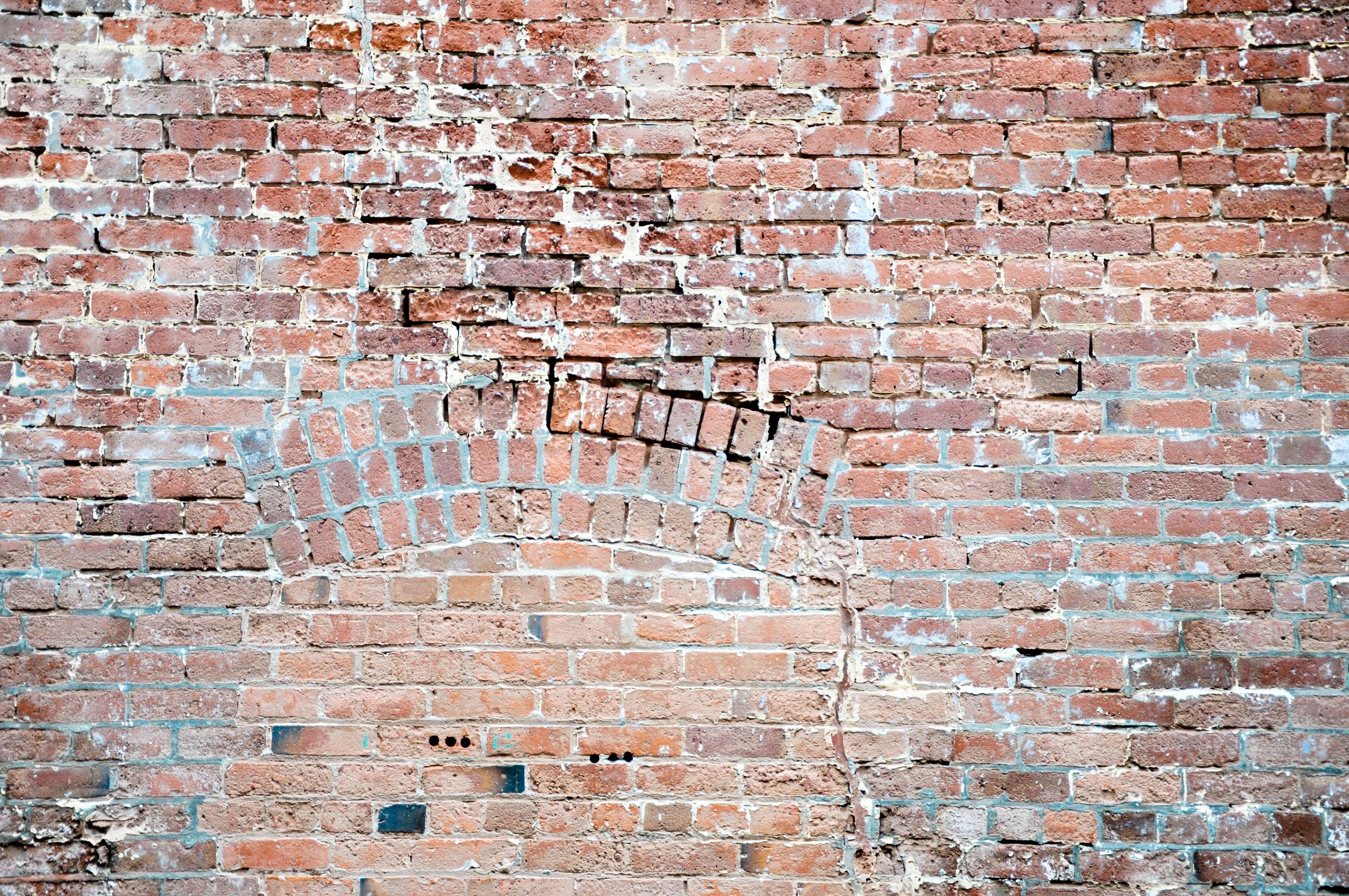 Годы жизни стена. Кирпичная стена. Старая кирпичная кладка. Фактура кирпичной стены. Состаренная кирпичная стена.