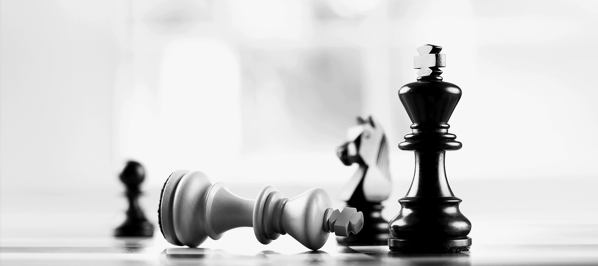 Обои девушка и шахматы