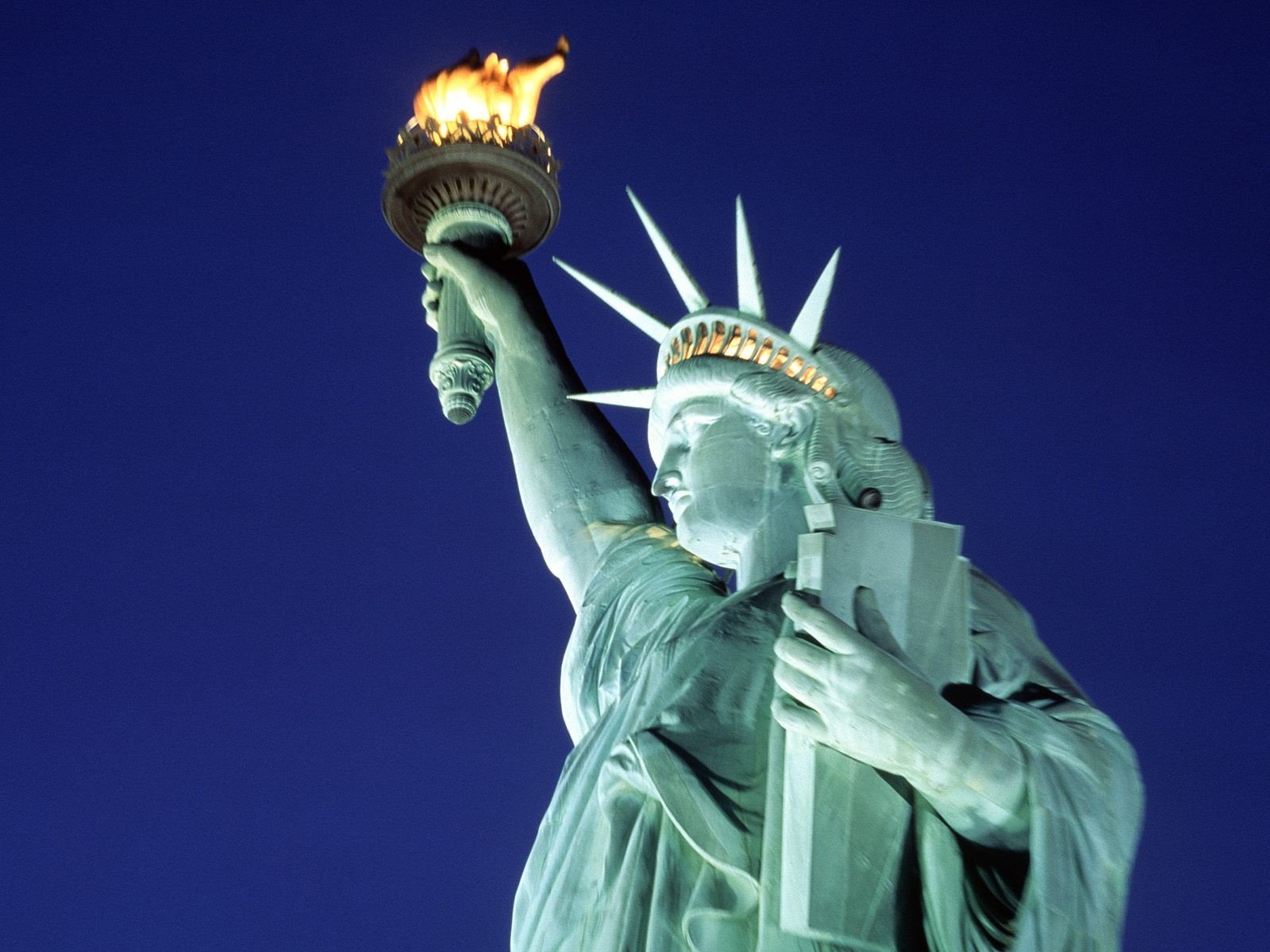 геката и статуя свободы