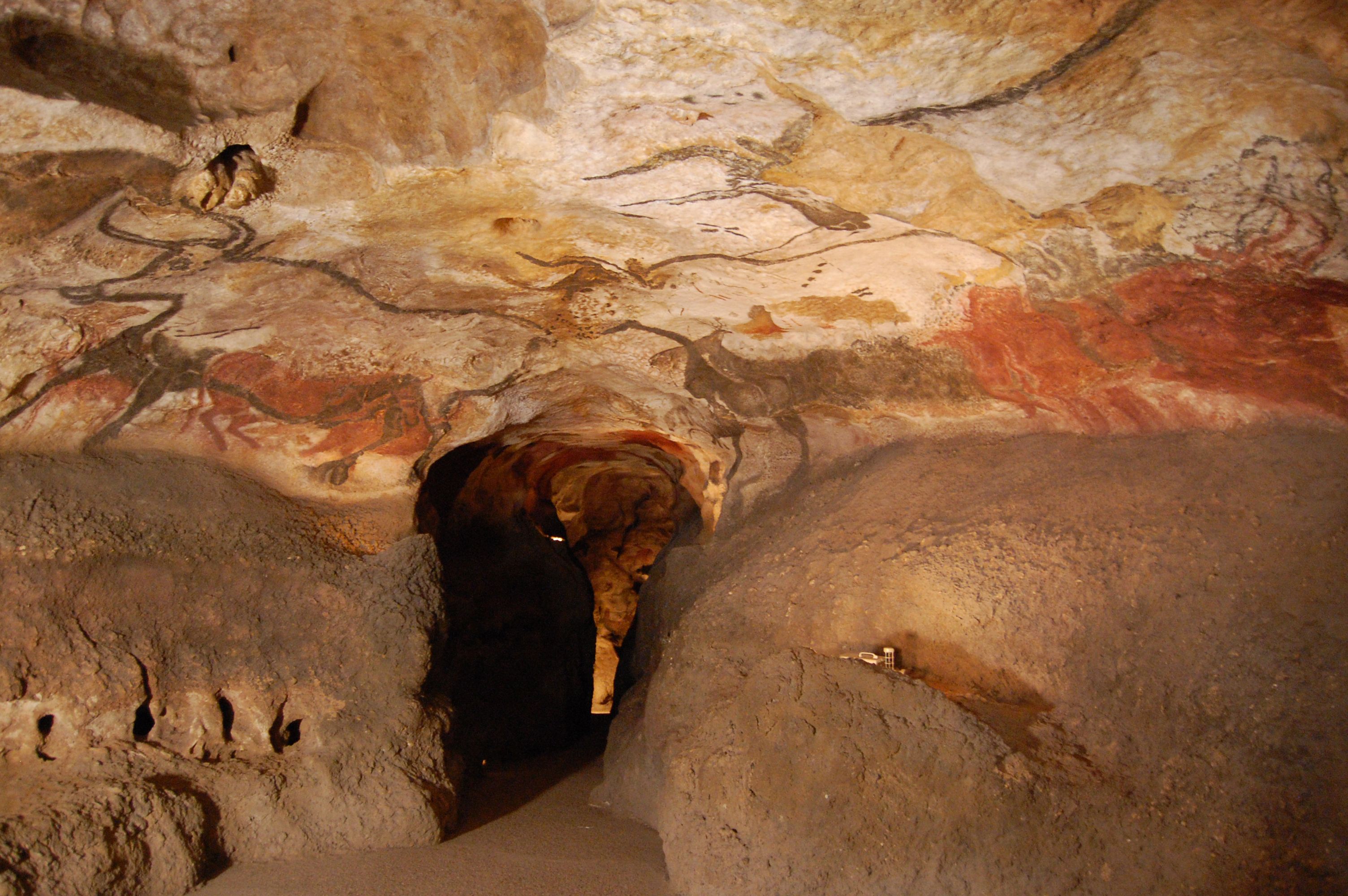 Какую вещь бекки нашли в пещере. Пещера Ласко зал Быков. Пещера Ласко во Франции. Пещера Альтамира пещера Ласко. Пещера Ласко во Франции зал Быков.