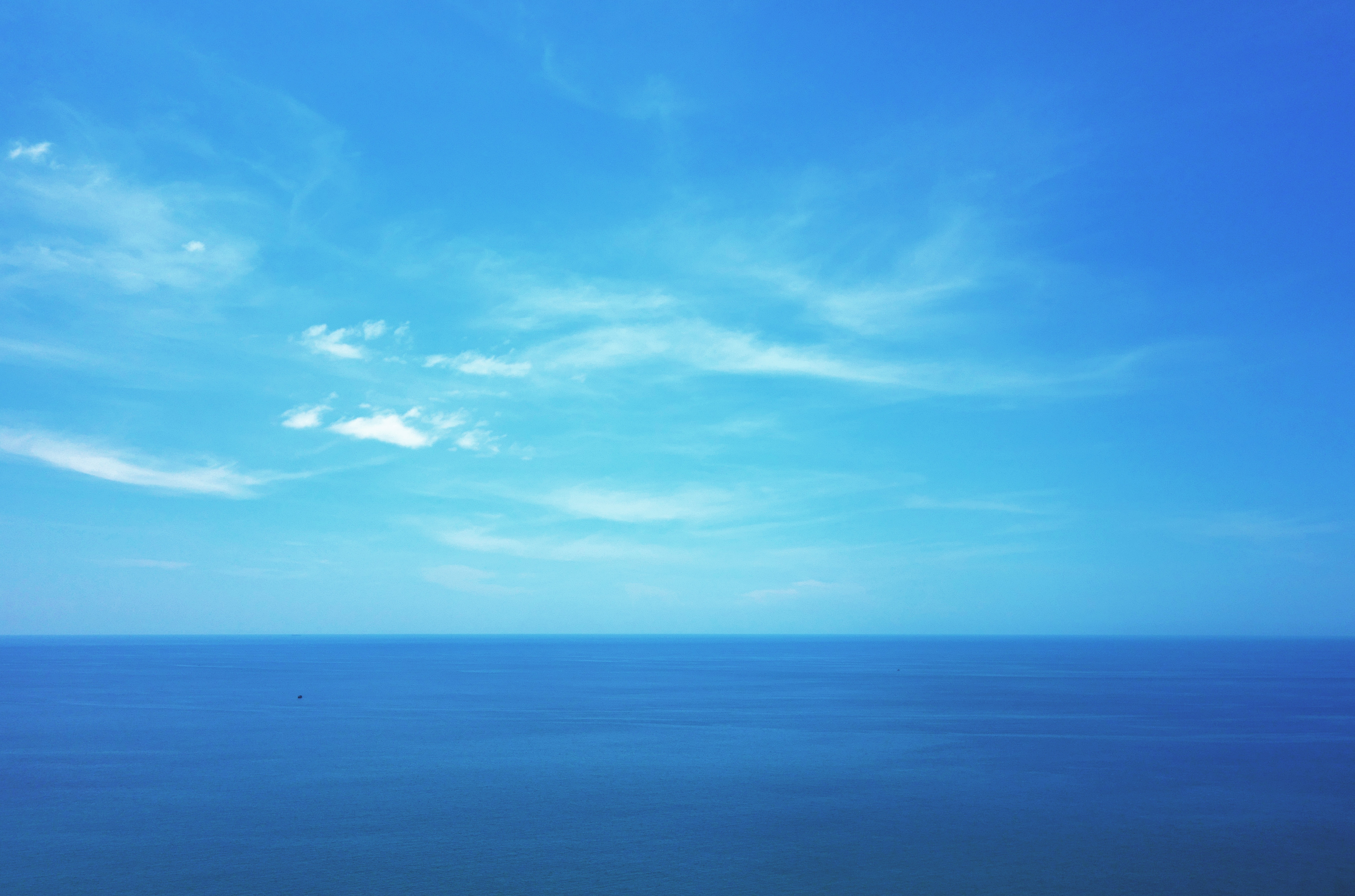 Мама говорила и без него небо синее. Безоблачное небо. Море Горизонт. Море небо Горизонт. Море и небо.