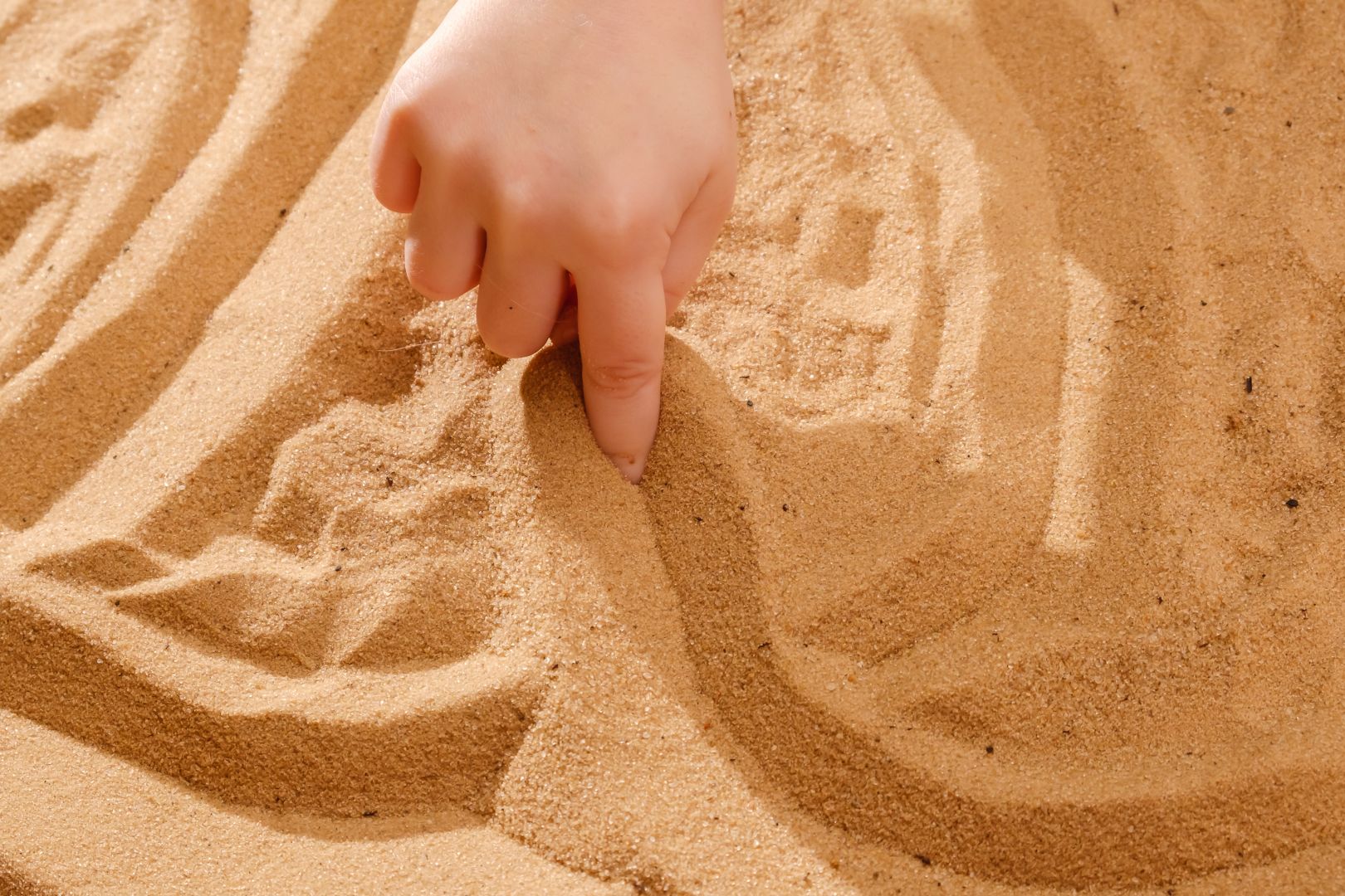 Песочная терапия руки в песок