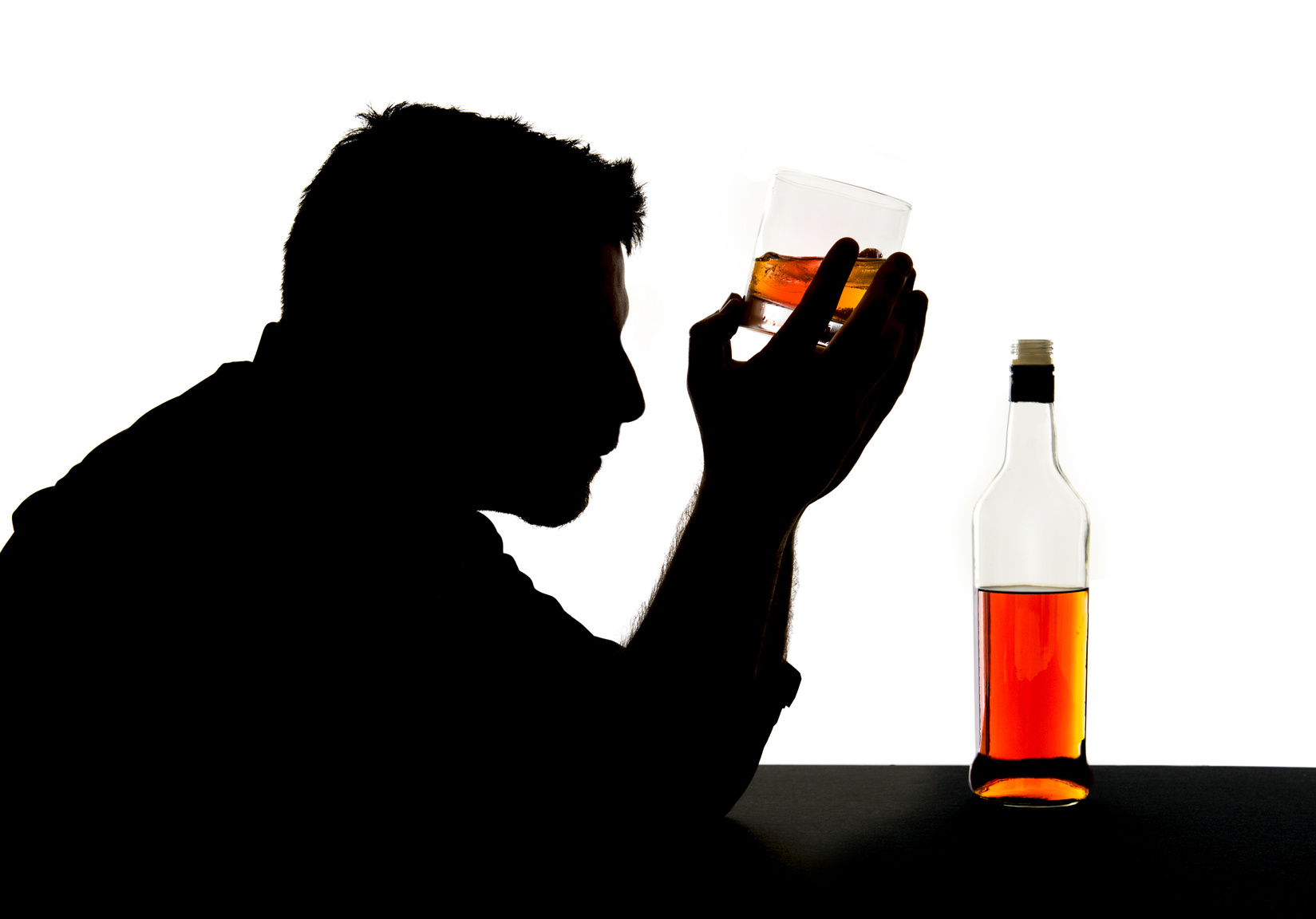 Человек пьет и не может остановиться. Пьющий человек. Человек с бутылкой. Алкоголизм. Человек пьет алкоголь.