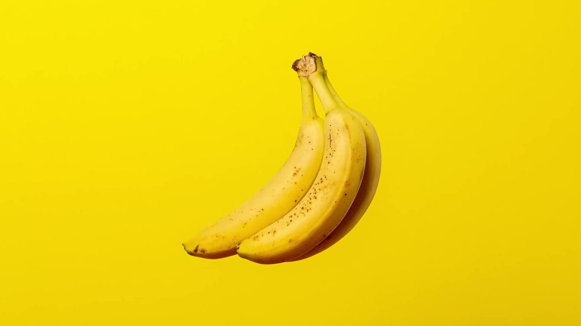Банан на желтом фоне