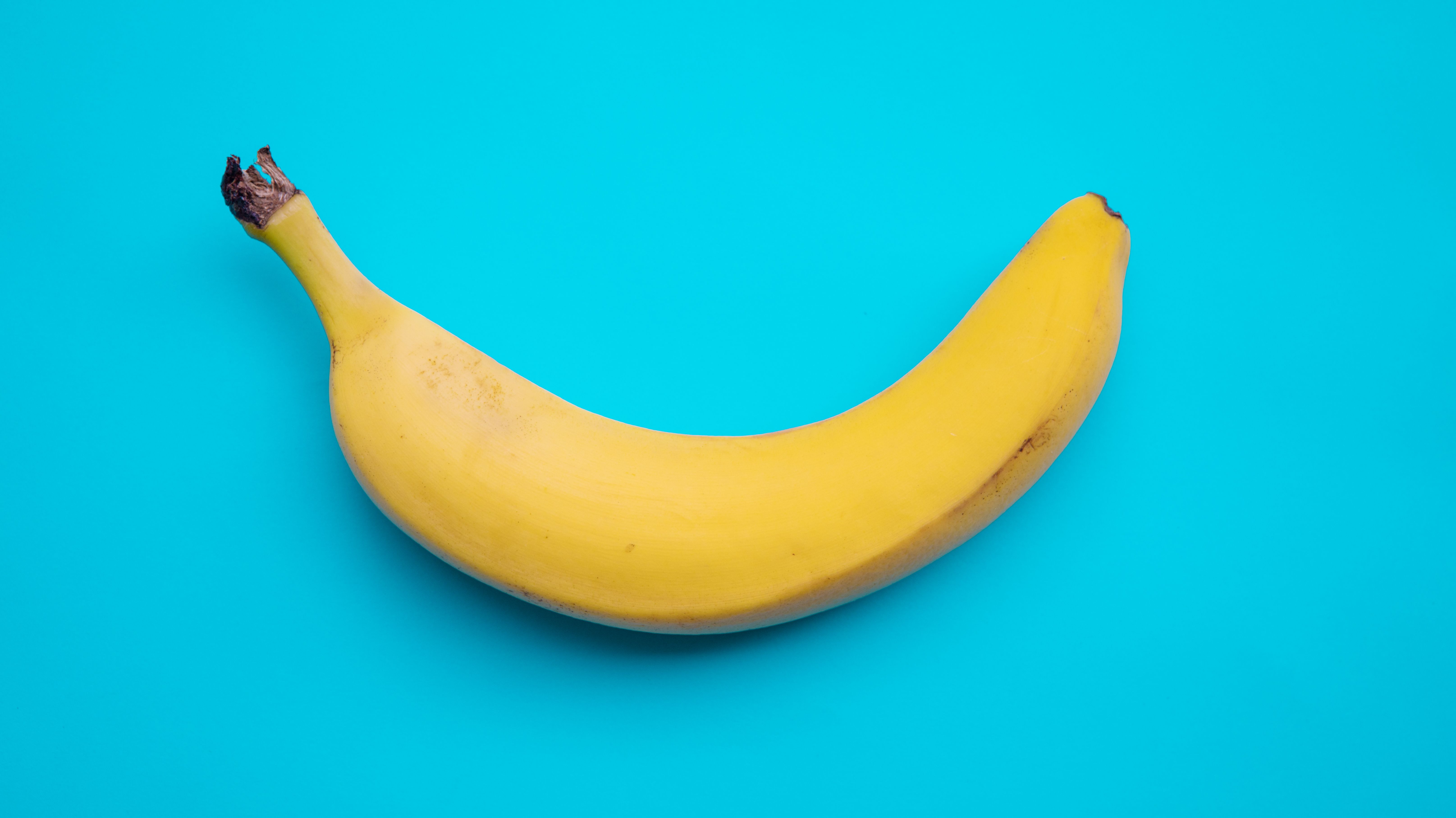 Бананы на голубом фоне