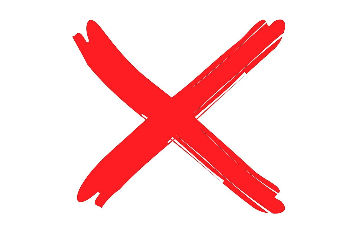 Красный крестик на белом фоне
