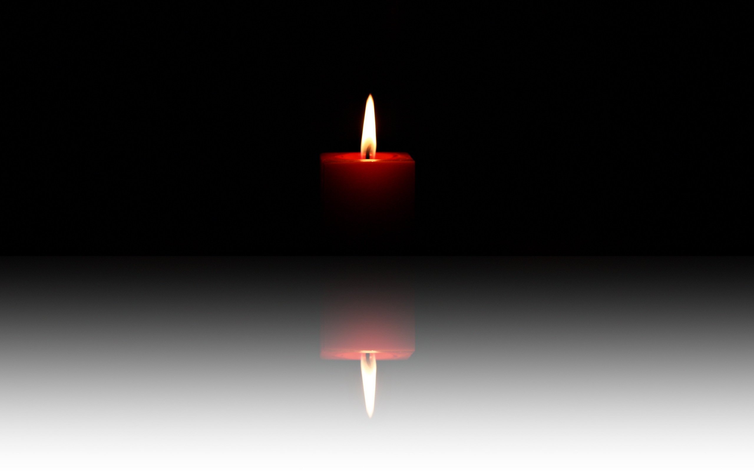 Горящая свеча на черном фоне