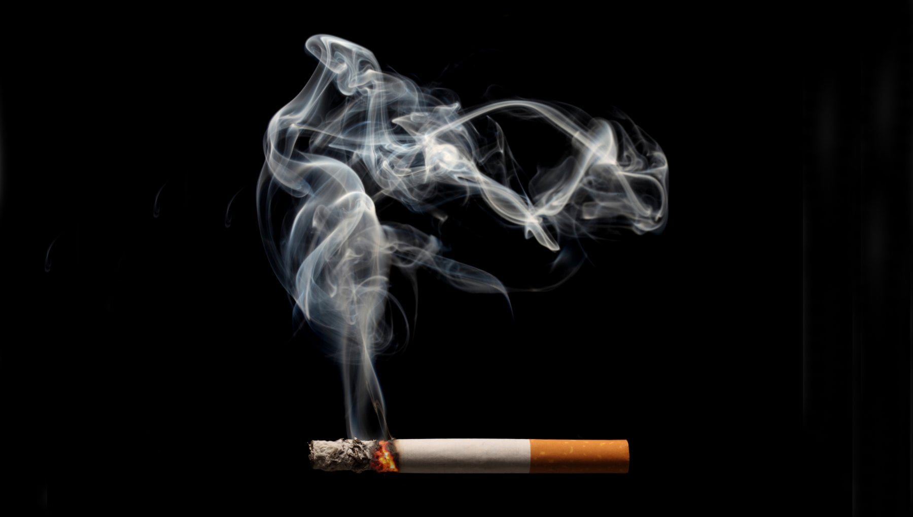 Дым сигарет минус. Дымящаяся сигарета. Сигарета на черном фоне. Дым сигарет. Сигаретный дым.