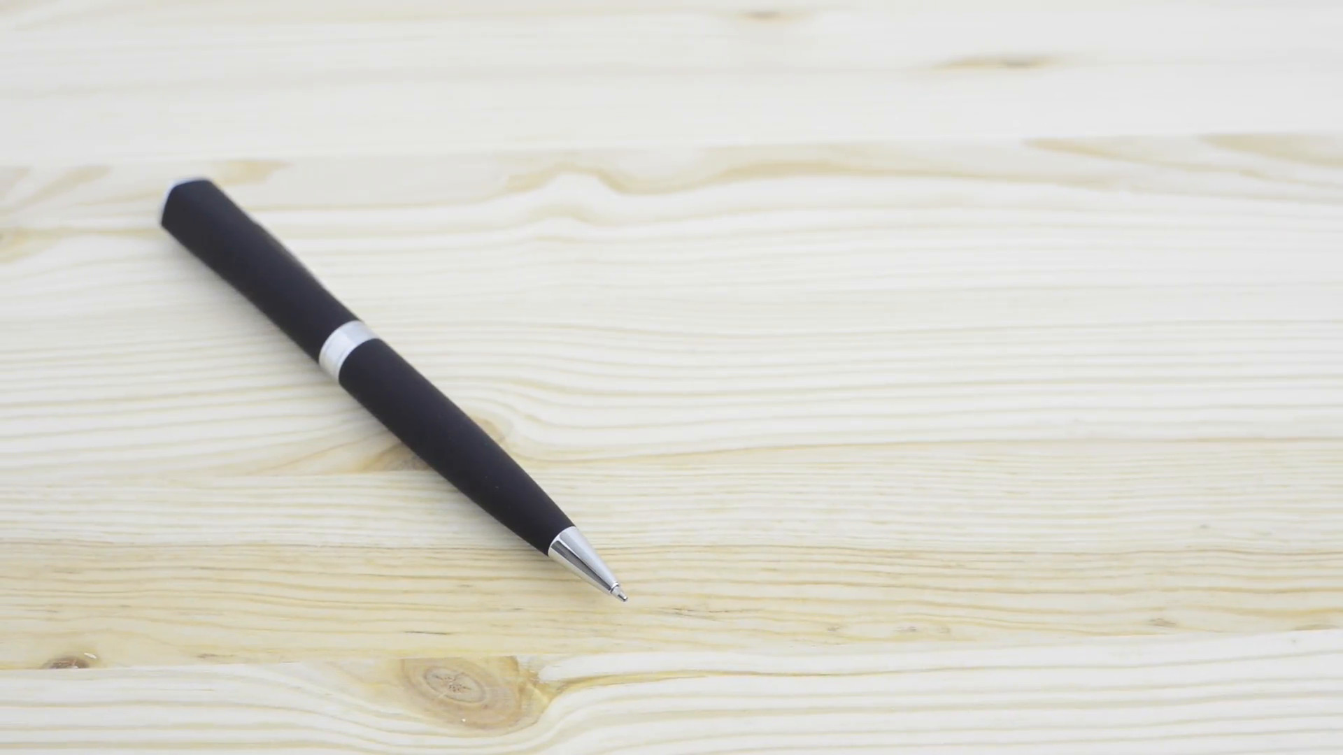 Ручка на деревянном столе