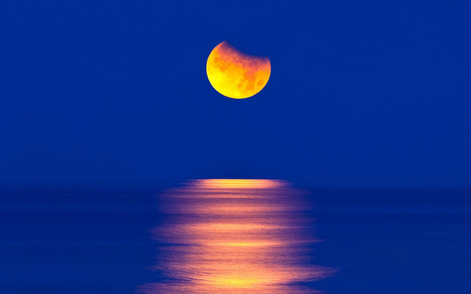 Оранжевая Луна на небе