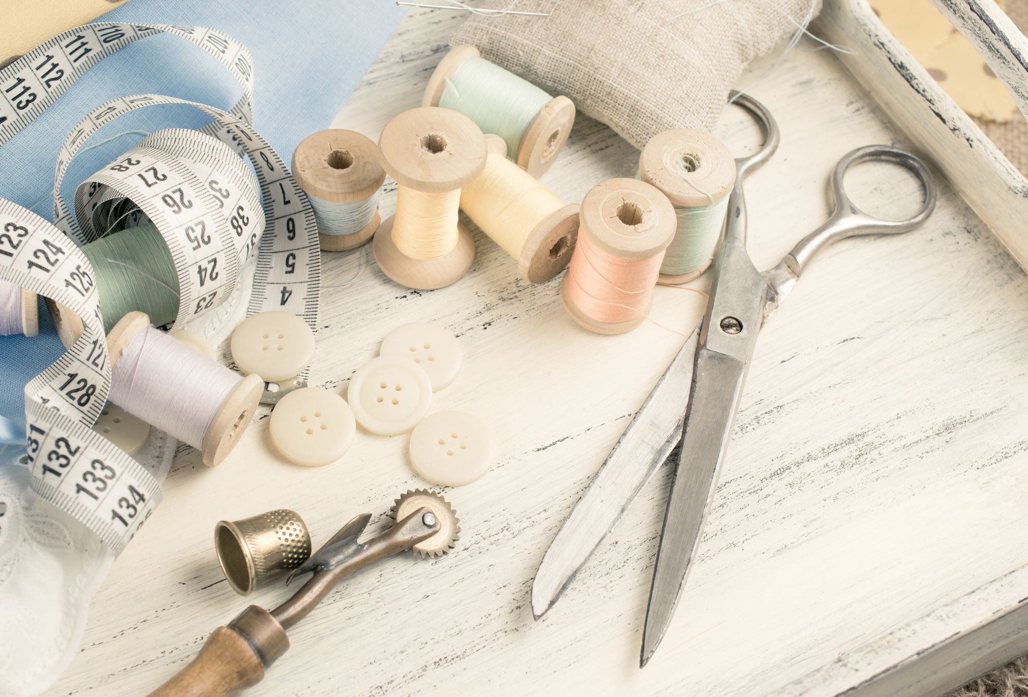 Нитки ремонт. Материалы для шитья. Принадлежности для кройки и шитья. Ткань ножницы нитки. Инструменты для шитья и рукоделия.