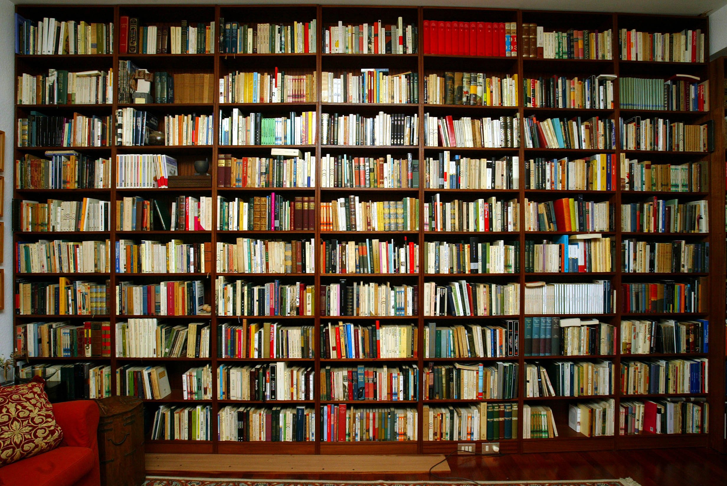Какая библиотека лучше. Полки для книг. Стеллаж для книг. Стеллажи для книг в библиотеку. Полка книжная.