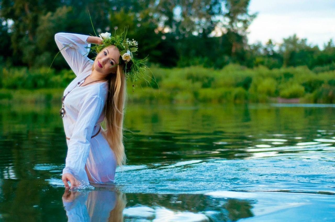 Славянская девушка у реки