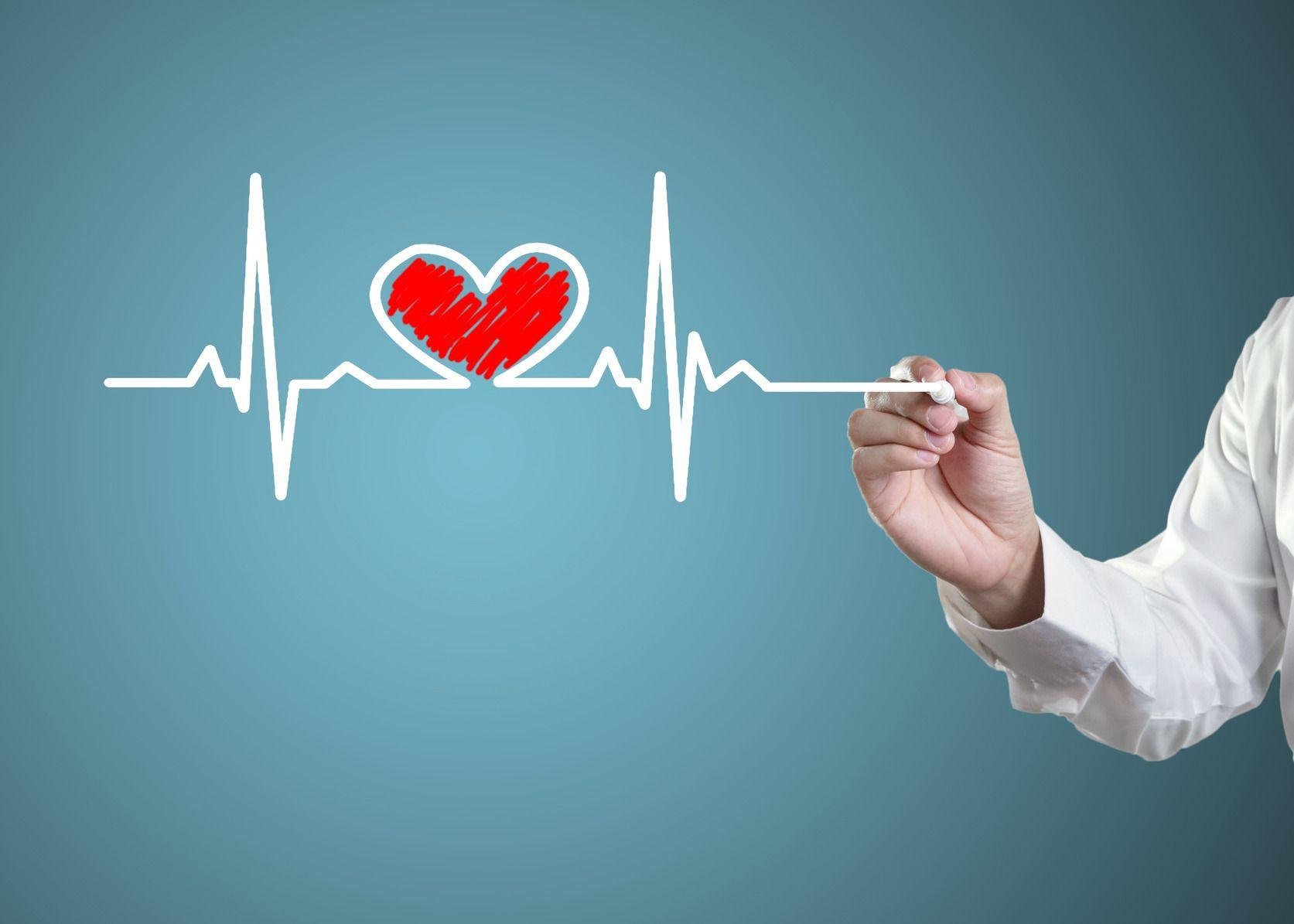 Резко сильное сердцебиение. Кардиограмма сердца. ЭКГ сердца. Пульс. Кардиолог ЭКГ.