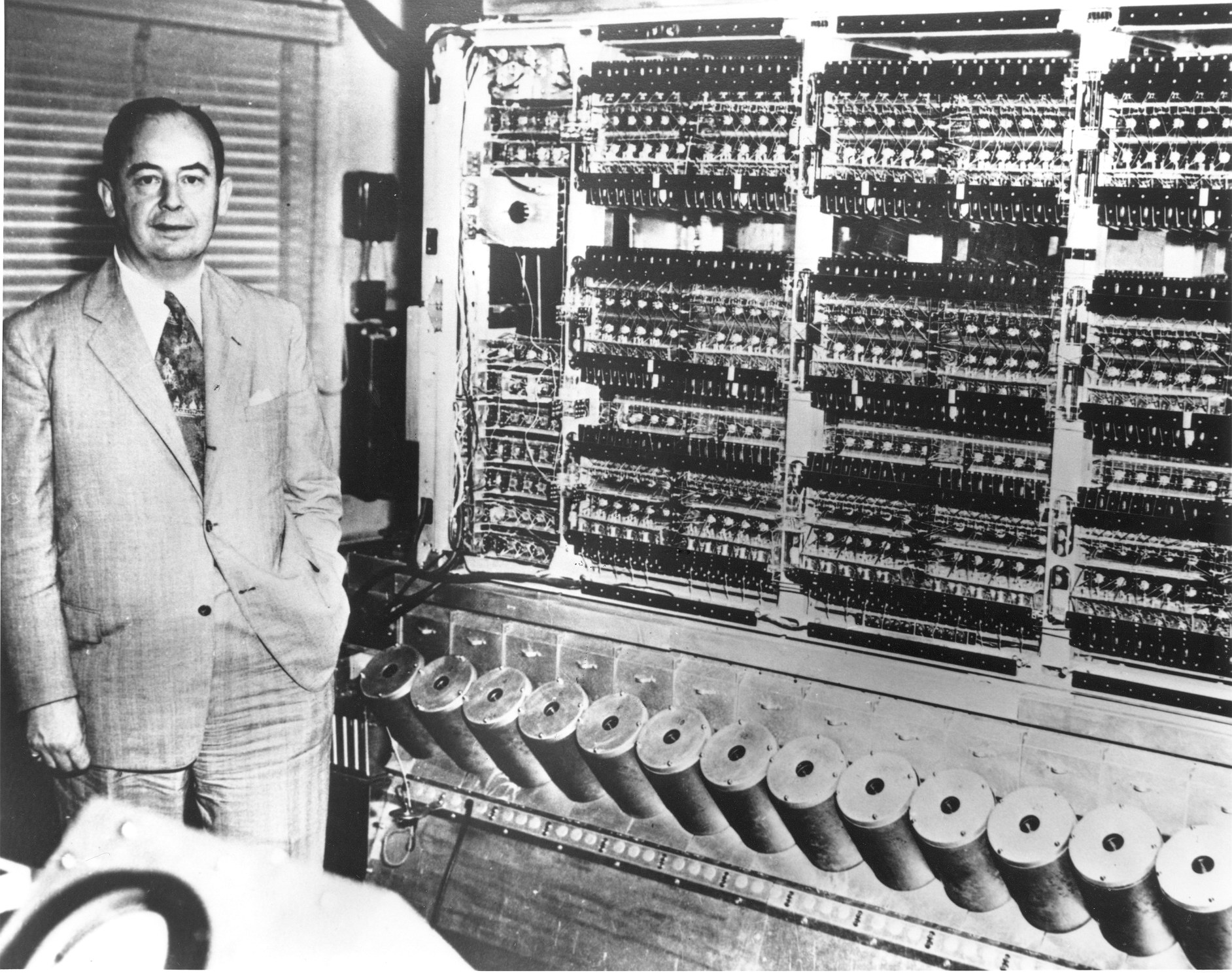 Где и когда была построена первая эвм. Джон фон Нейман. Джон фон Нейман ЭВМ. Архитектура Джона фон Неймана.