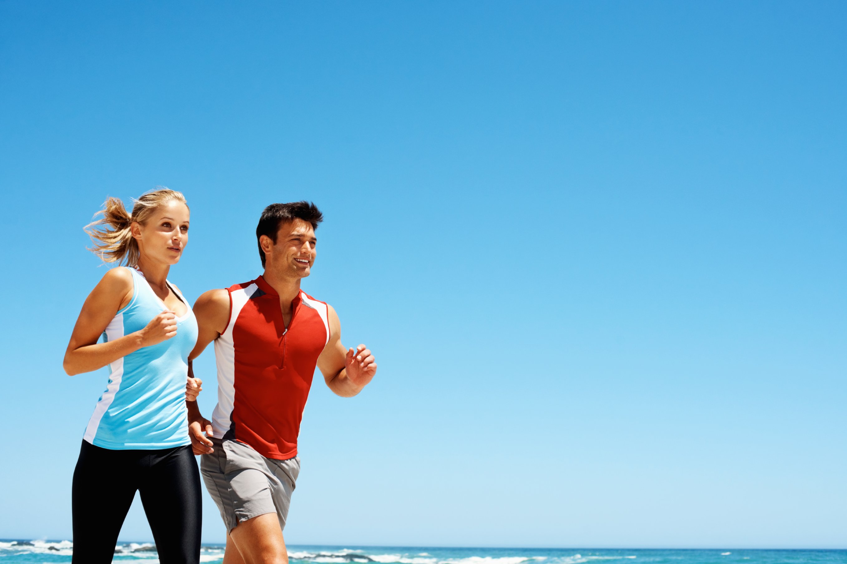 Спортивное здоровье. Здоровье и здоровый образ жизни. Мужчина и женщина бегут. Спортивная пара. Парень и девушка бегут.