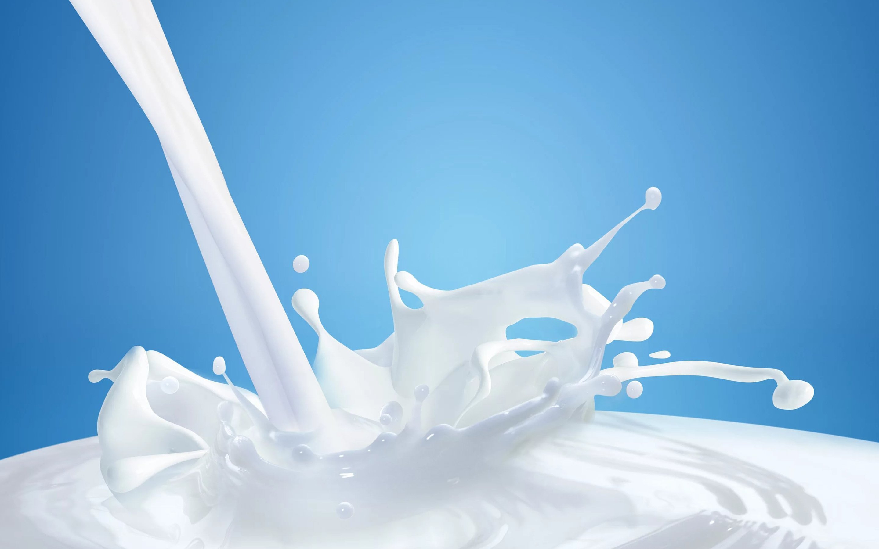 Молоко для исчезновения вода для суперсилы. Молоко брызги. Фон для молочной продукции. Молоко льется. Молочный фон.
