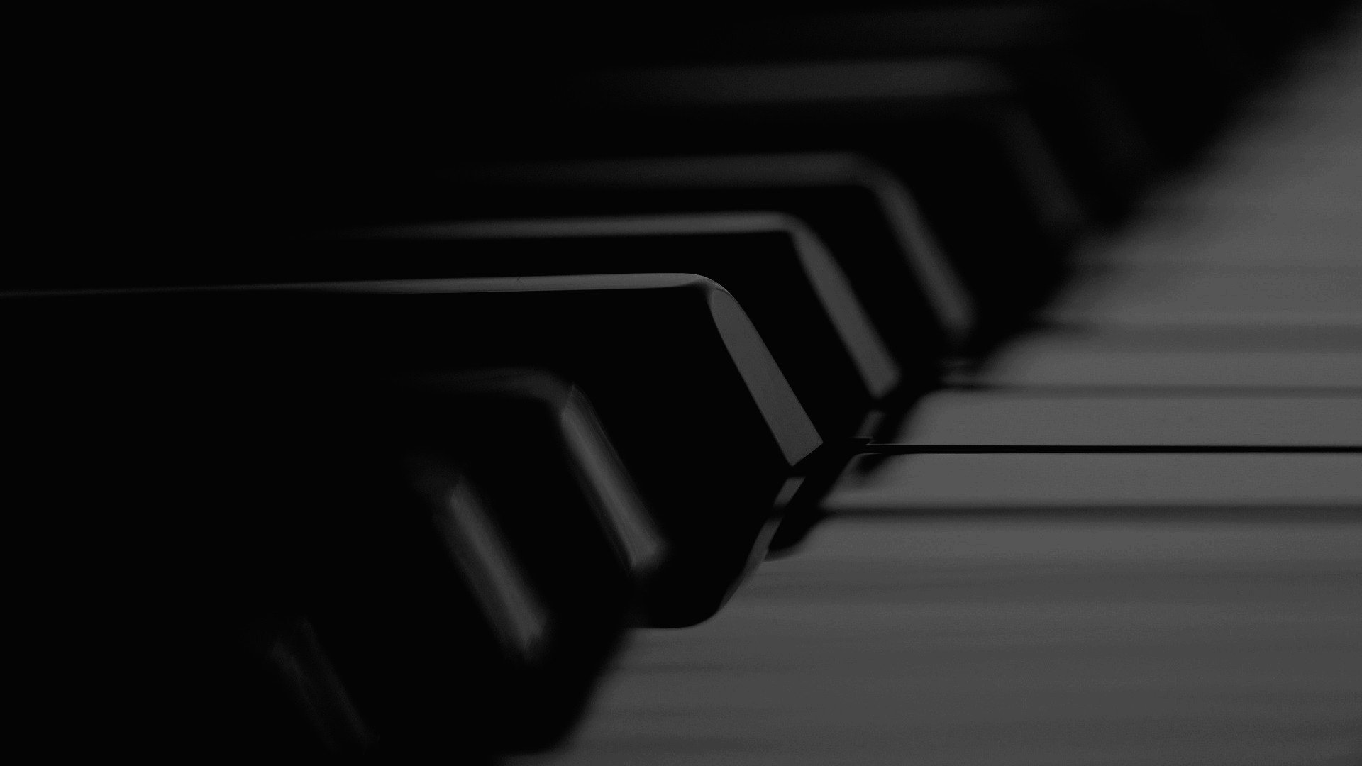 Пианино на темном фоне