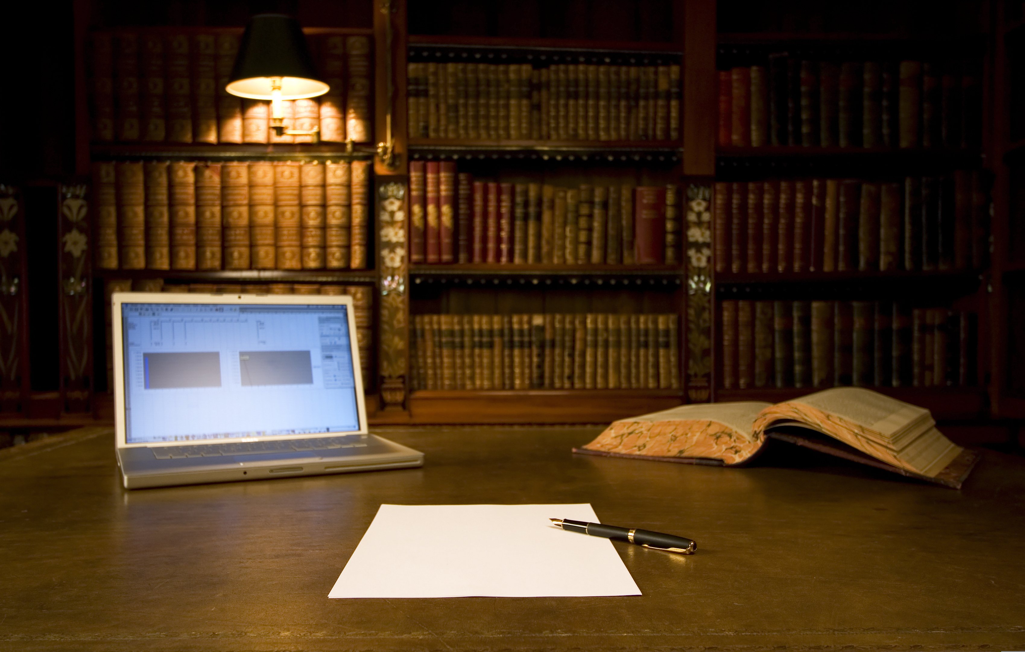 Уроки для писателей. Письменный стол писателя. Библиотека фон. Компьютеры в библиотеке. Обои на рабочий стол книги.