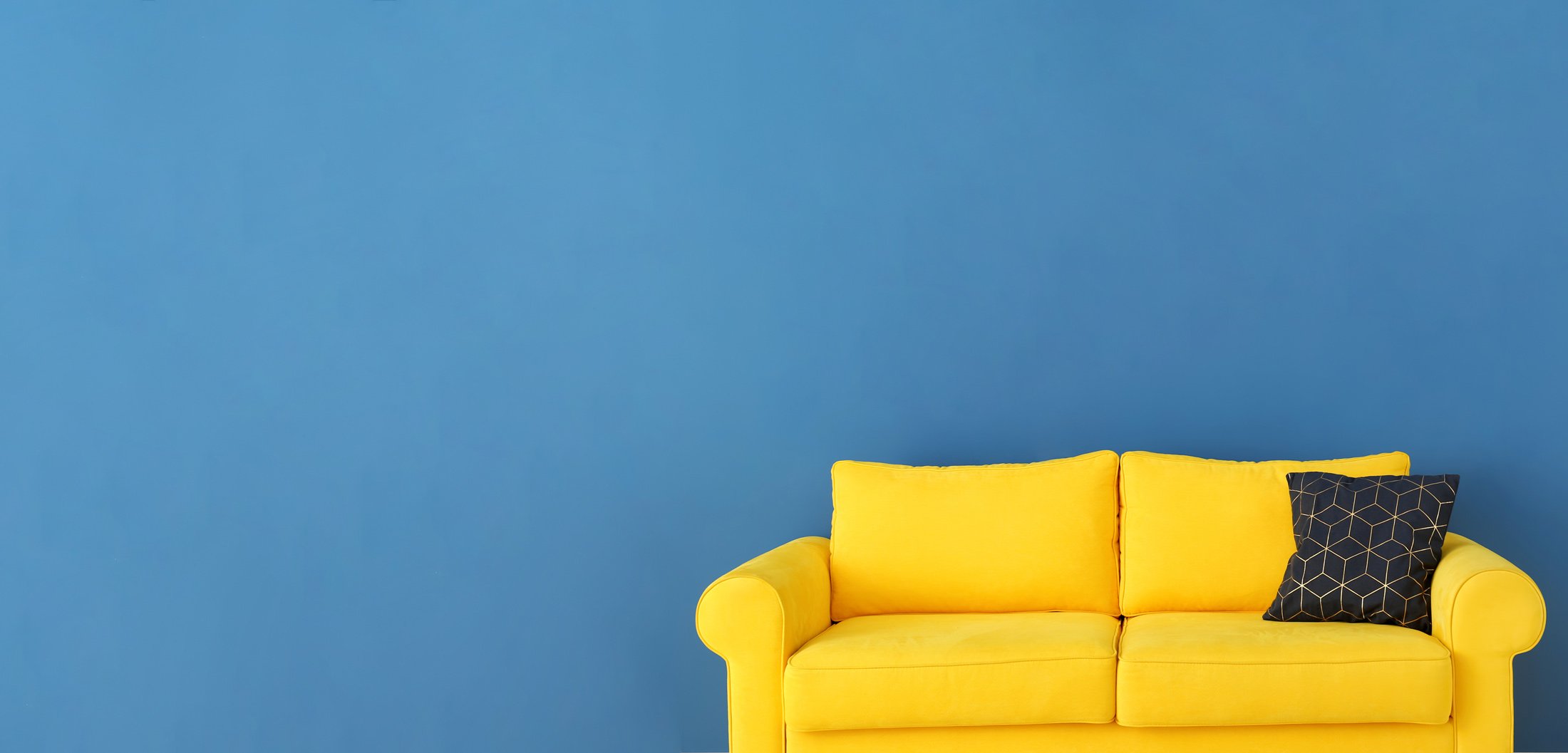 белая мебель на синем фоне
