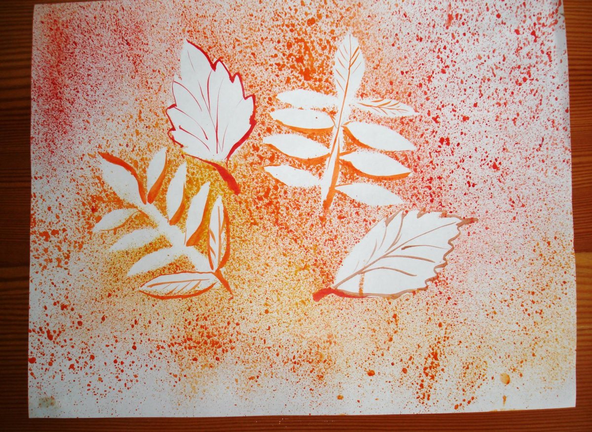 Набрызг техника рисования для детей осенние листья