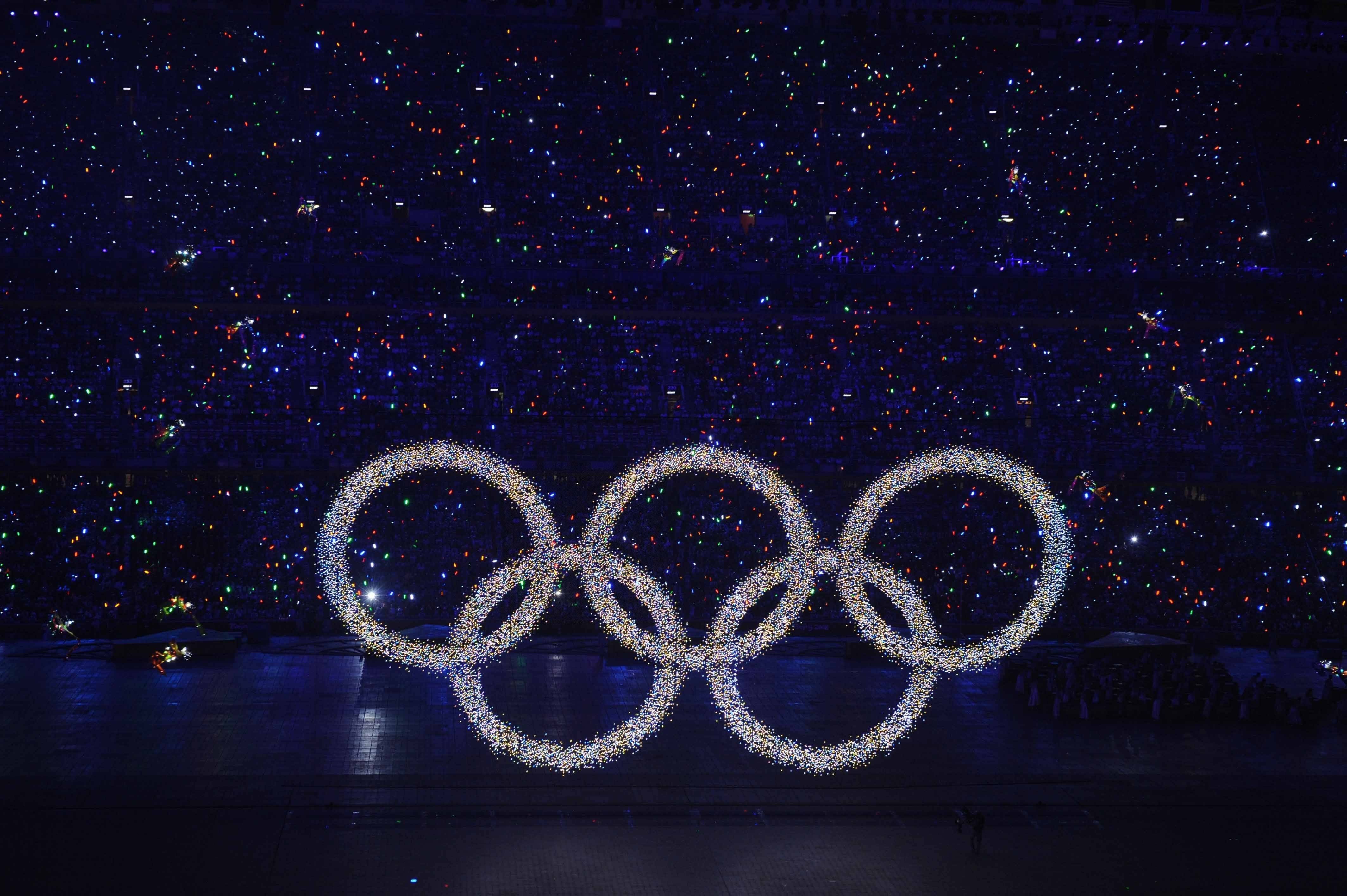 Олимпийские игры с самого начала. Олимпийские кольца. Кольца Олимпийских игр. Черное олимпийское кольцо. Олимпийские кольца на черном фоне.