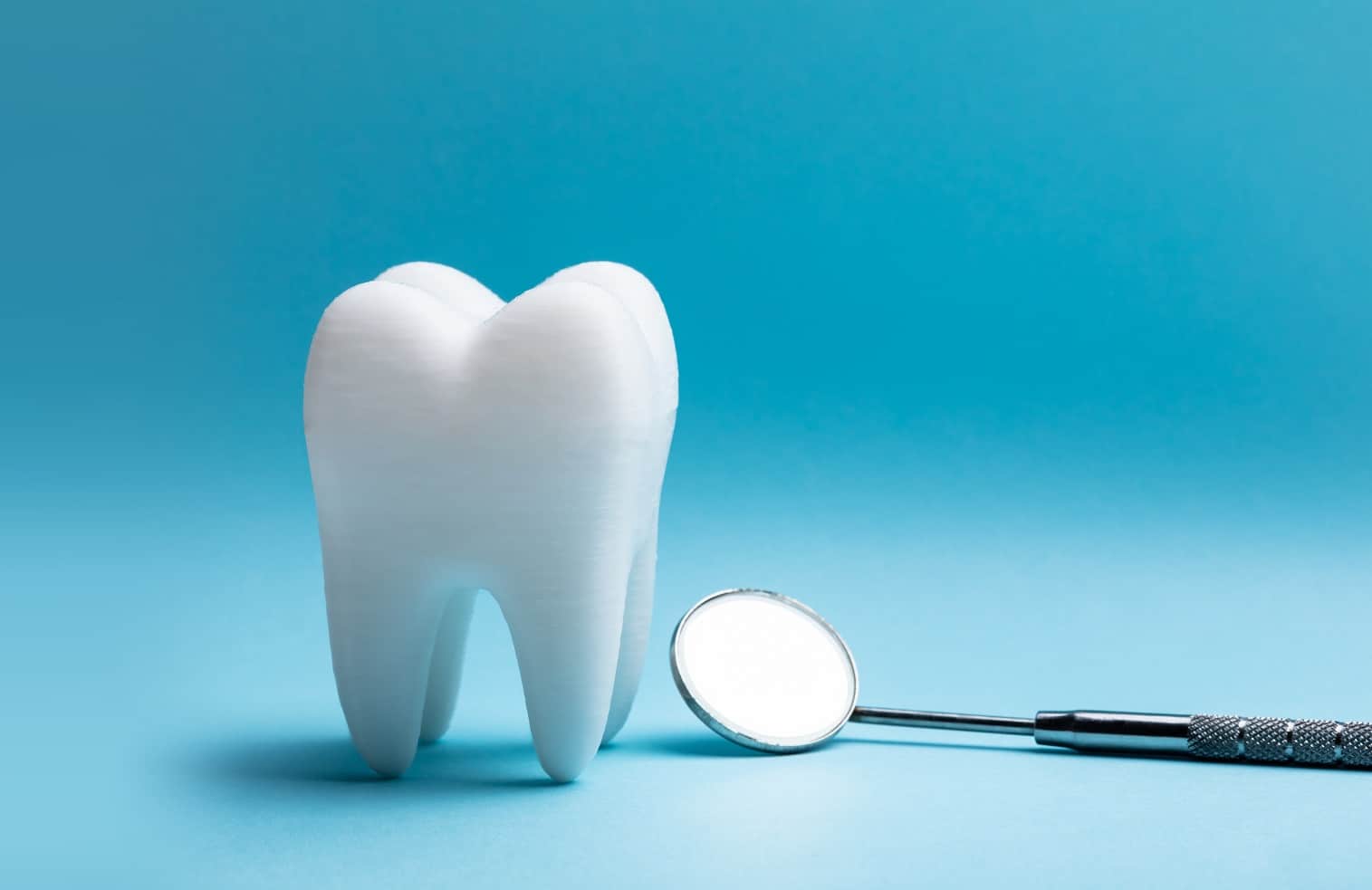 Зуб в зеркало стоматолога