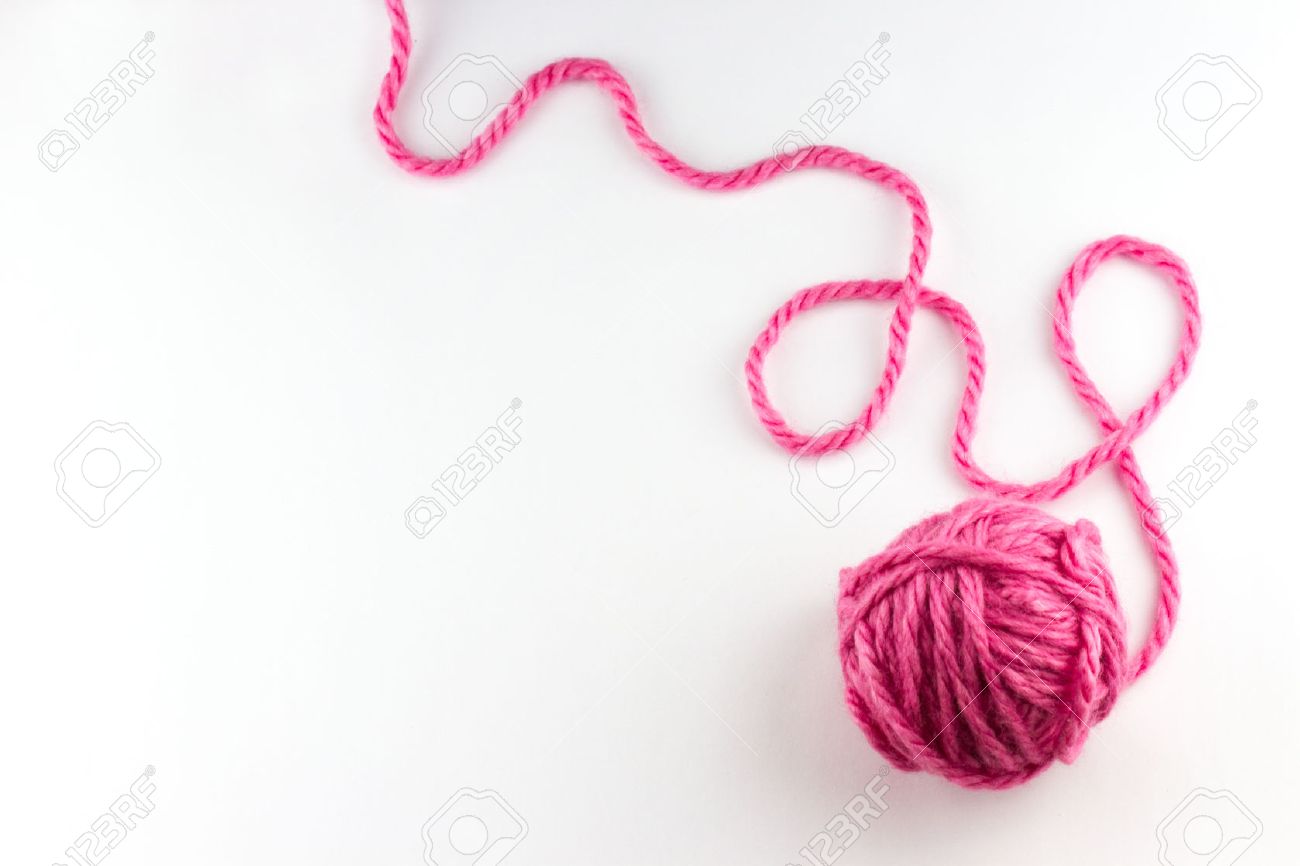 Нитка сверху. Клубок розовой пряжи. Розовый клубок ниток. Клубки ниток для вязания сверху. Нитки для вязания фон.